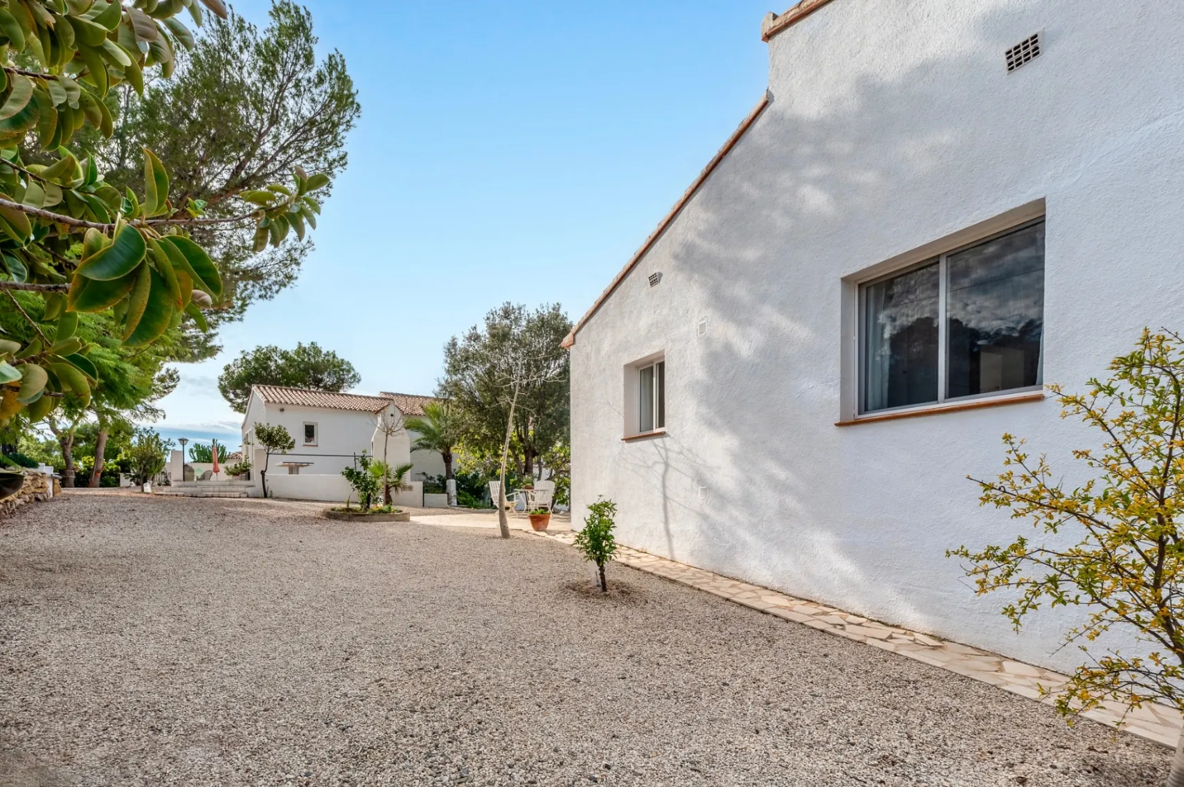 Chalet with garage and large plot for sale in Altea