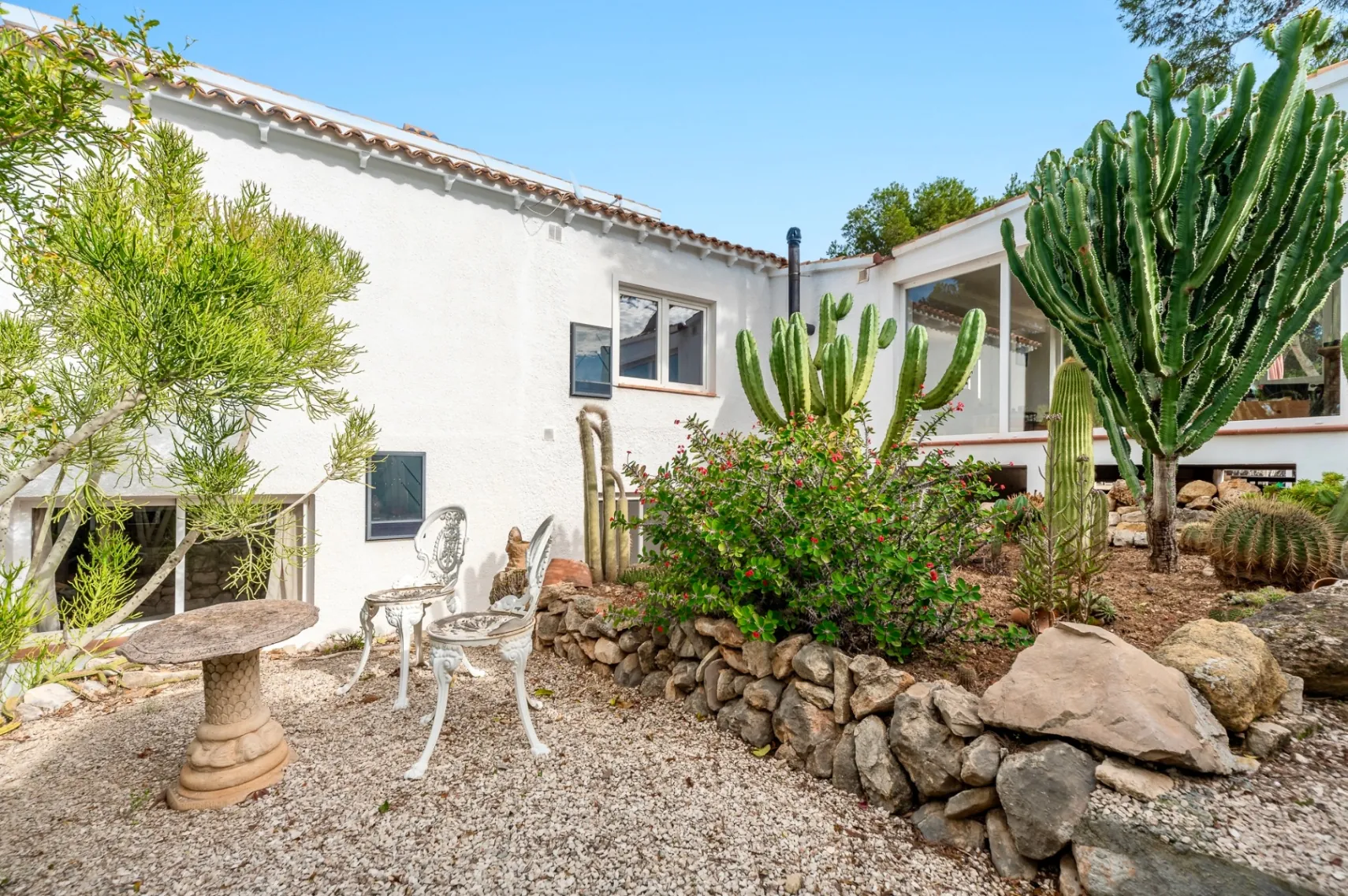 Chalet with garage and large plot for sale in Altea