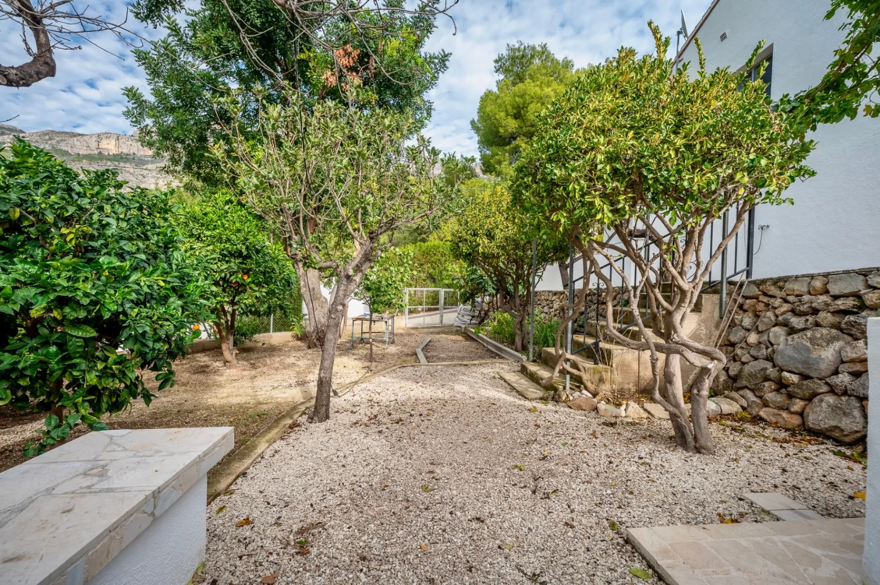 Chalet with garage and large plot for sale in Altea
