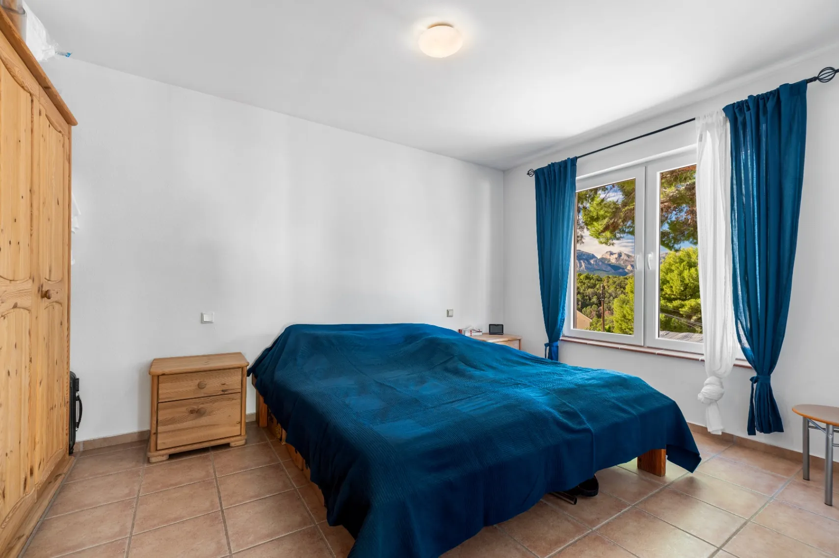 Chalet with garage and large plot for sale in Altea