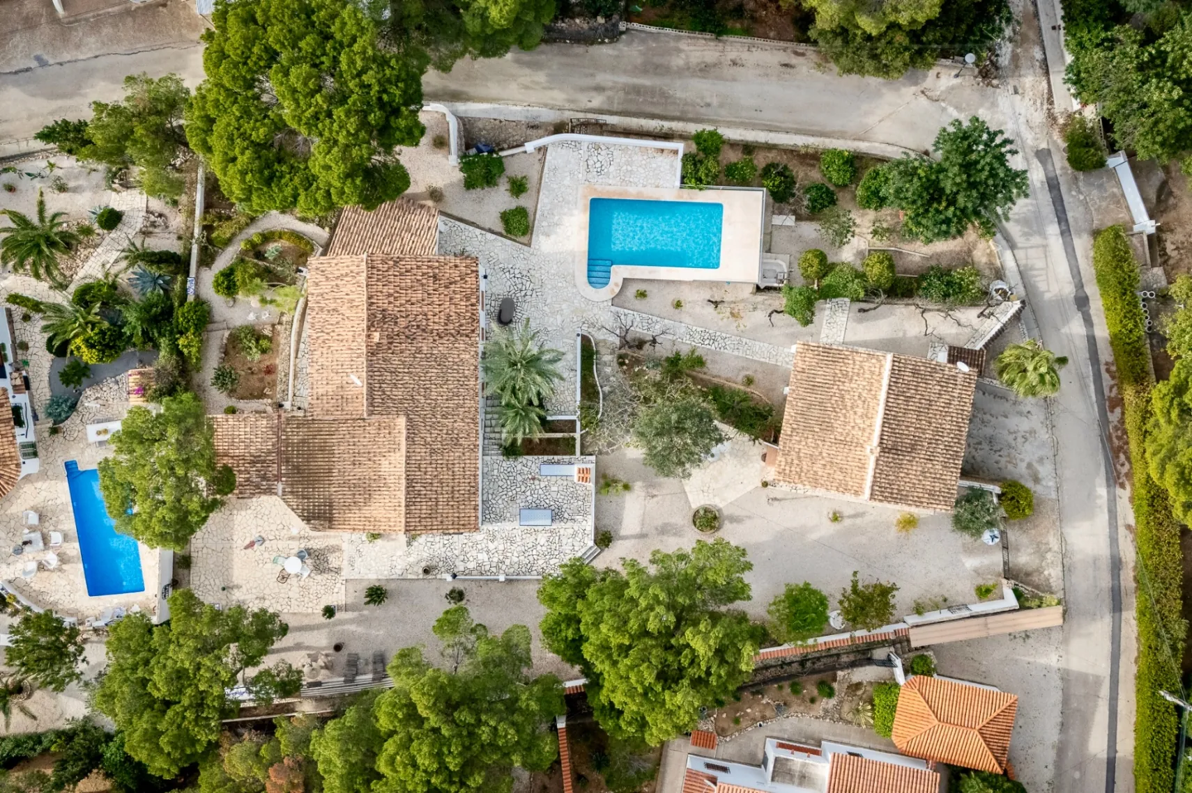 Chalet with garage and large plot for sale in Altea