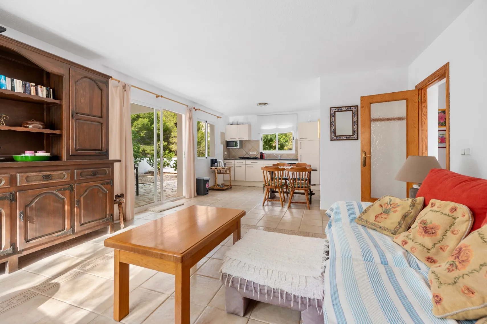 Chalet with garage and large plot for sale in Altea