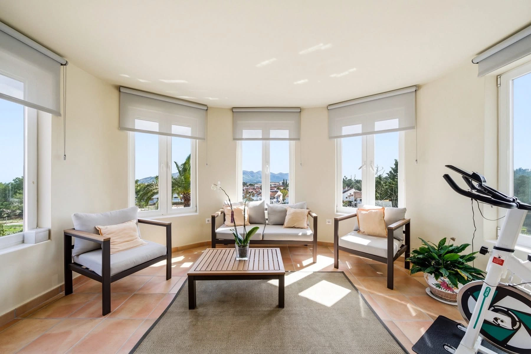 Spacious villa with sea and mountain views in a quiet residential area for sale in Alfaz del Pi.