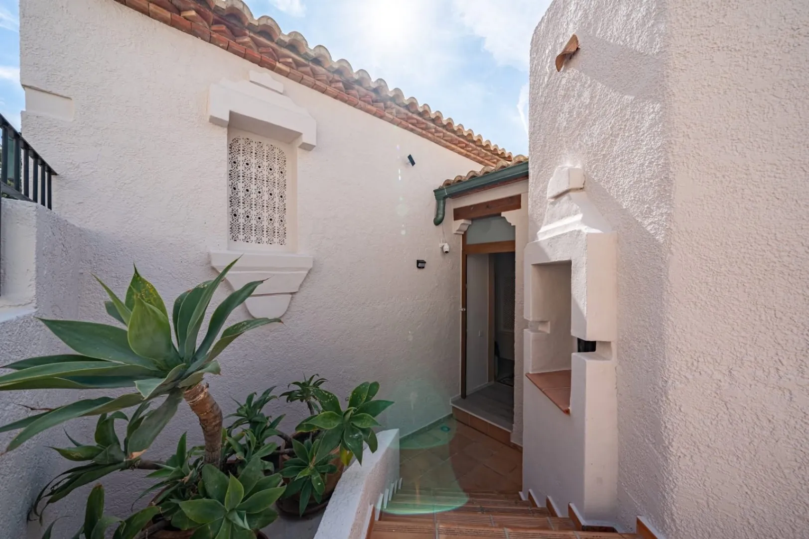 Elegant townhouse with panoramic sea views and dual terraces for sale in Altea Hills.