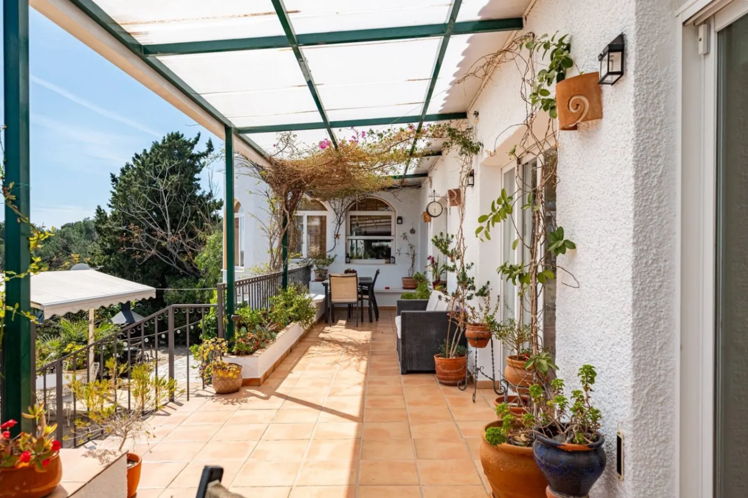Spacious villa with sea and mountain views in a quiet residential area for sale in Alfaz del Pi.