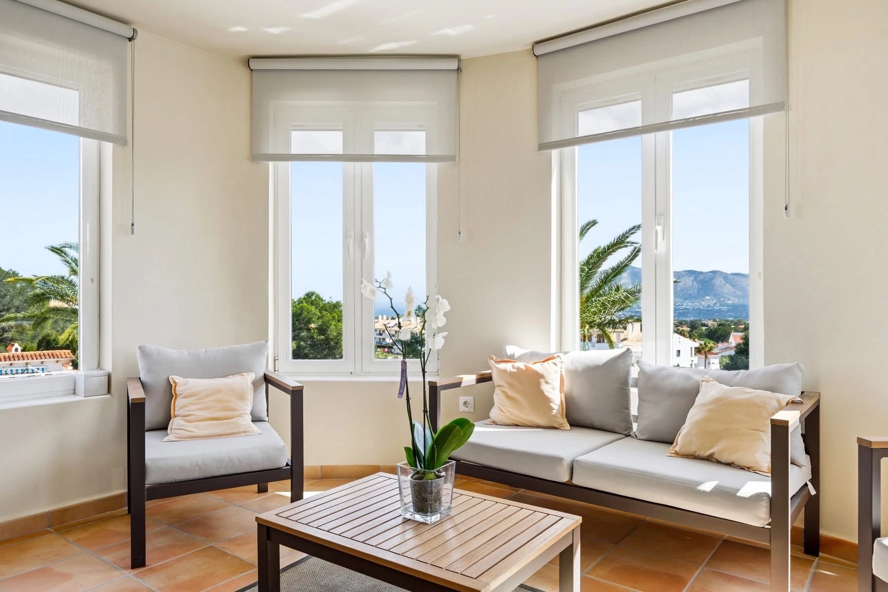 Spacious villa with sea and mountain views in a quiet residential area for sale in Alfaz del Pi.