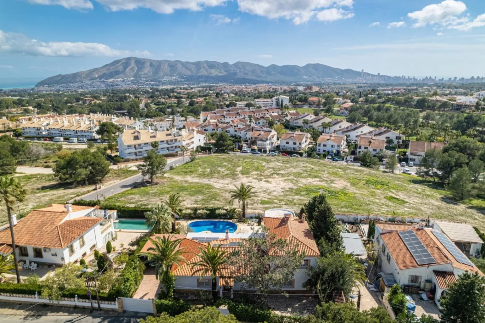 Spacious villa with sea and mountain views in a quiet residential area for sale in Alfaz del Pi.