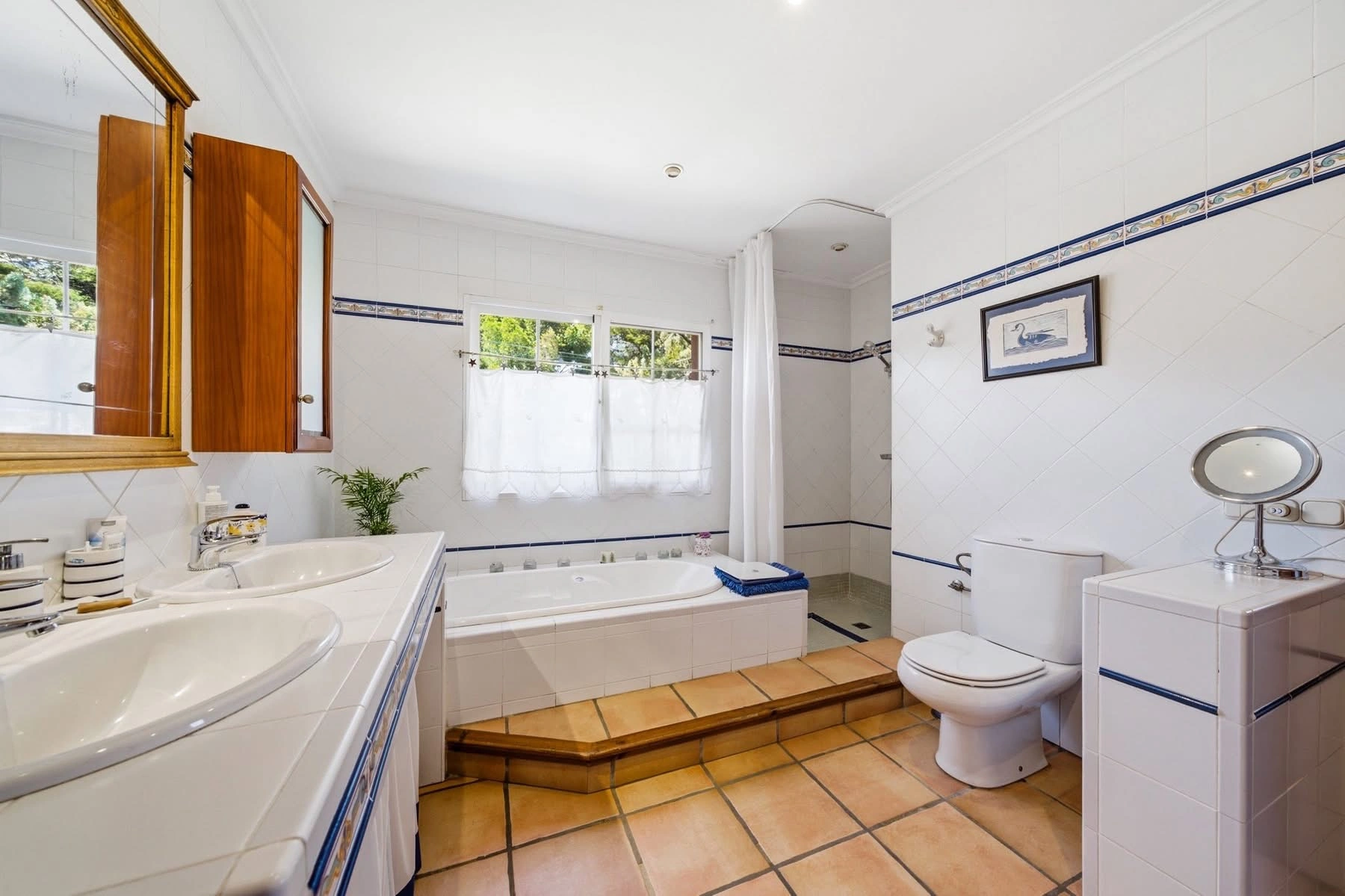 Spacious villa with sea and mountain views in a quiet residential area for sale in Alfaz del Pi.