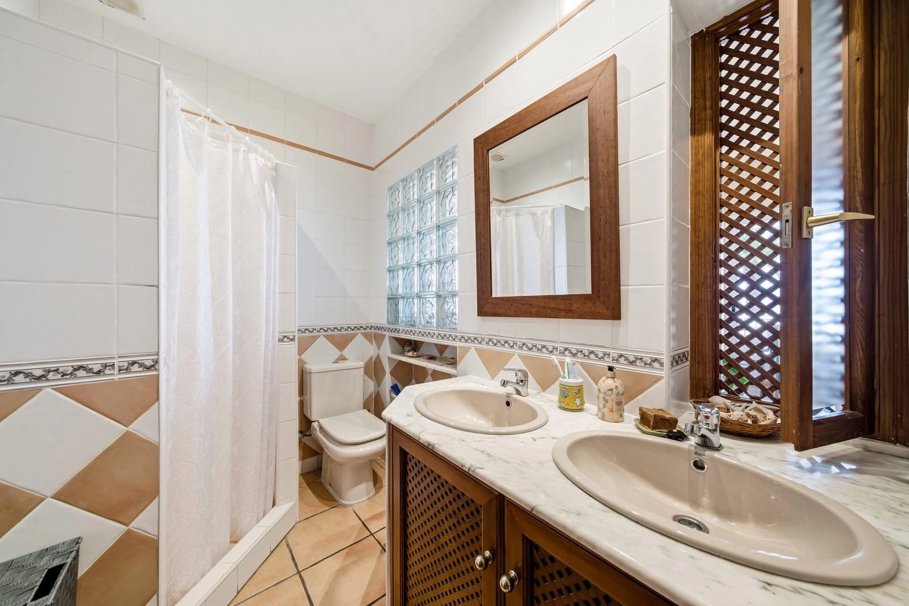 Spacious villa with sea and mountain views in a quiet residential area for sale in Alfaz del Pi.