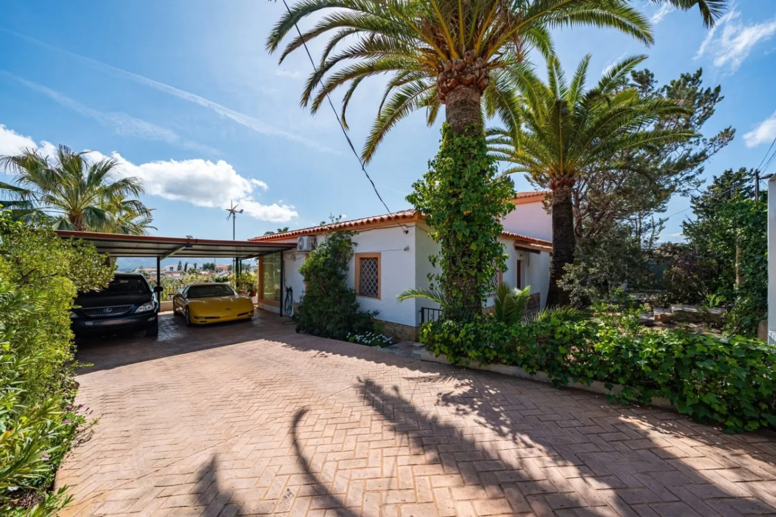Spacious villa with sea and mountain views in a quiet residential area for sale in Alfaz del Pi.
