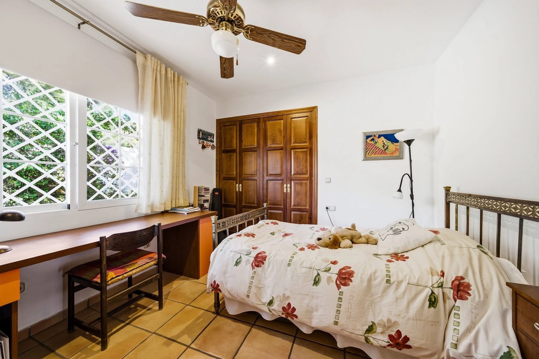 Spacious villa with sea and mountain views in a quiet residential area for sale in Alfaz del Pi.