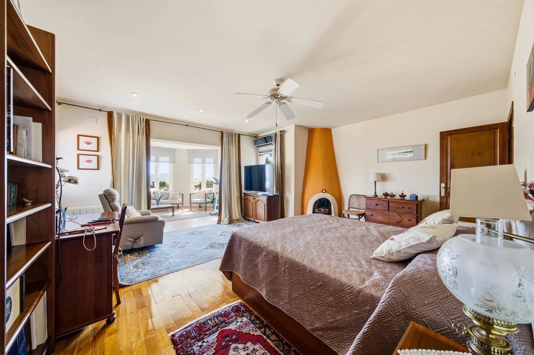 Spacious villa with sea and mountain views in a quiet residential area for sale in Alfaz del Pi.