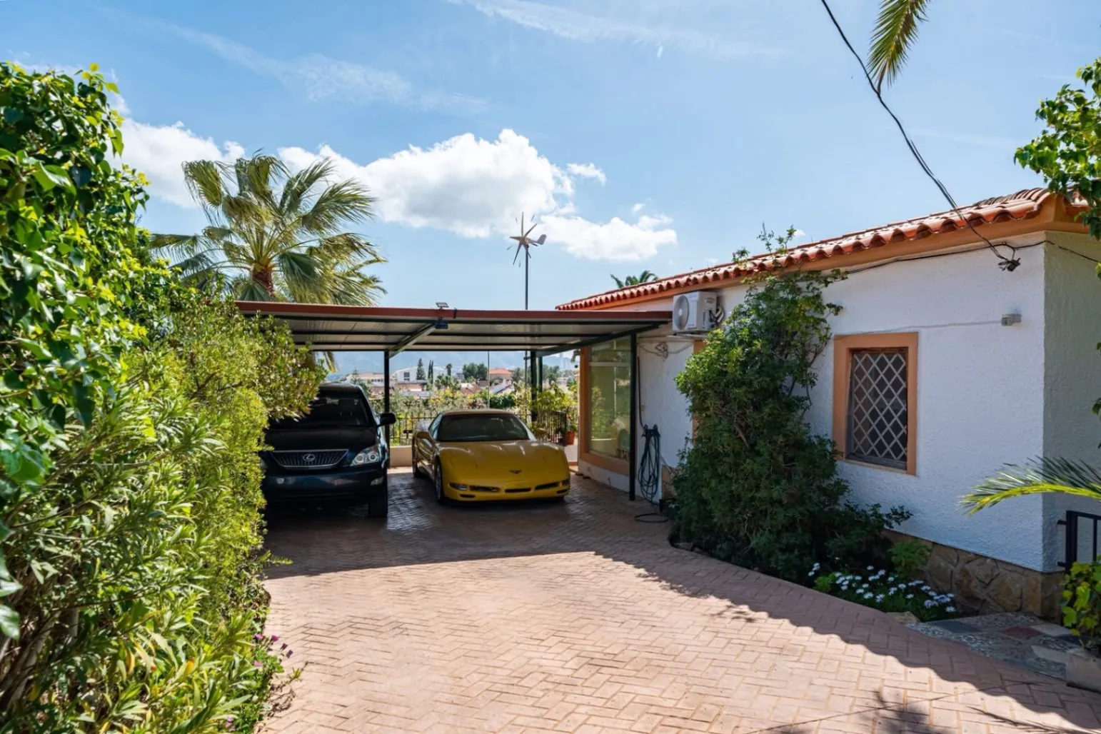 Spacious villa with sea and mountain views in a quiet residential area for sale in Alfaz del Pi.