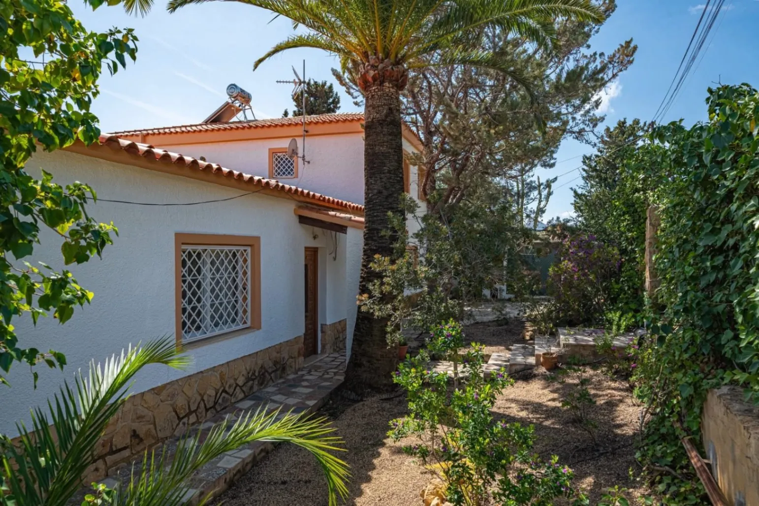 Spacious villa with sea and mountain views in a quiet residential area for sale in Alfaz del Pi.