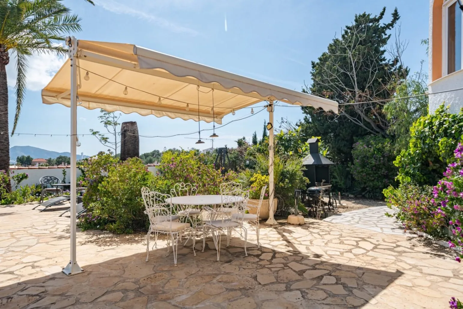 Spacious villa with sea and mountain views in a quiet residential area for sale in Alfaz del Pi.