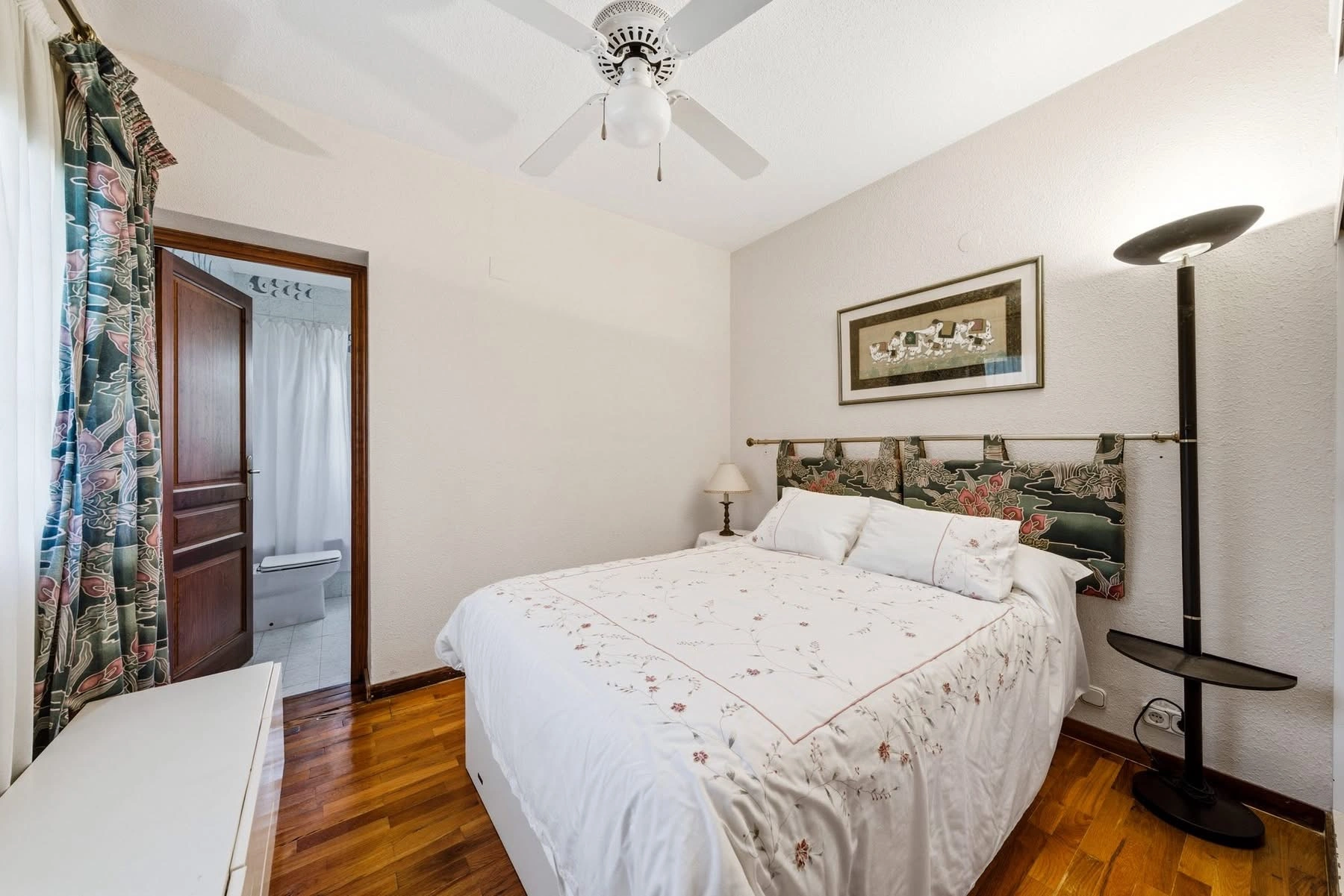 Spacious villa with sea and mountain views in a quiet residential area for sale in Alfaz del Pi.