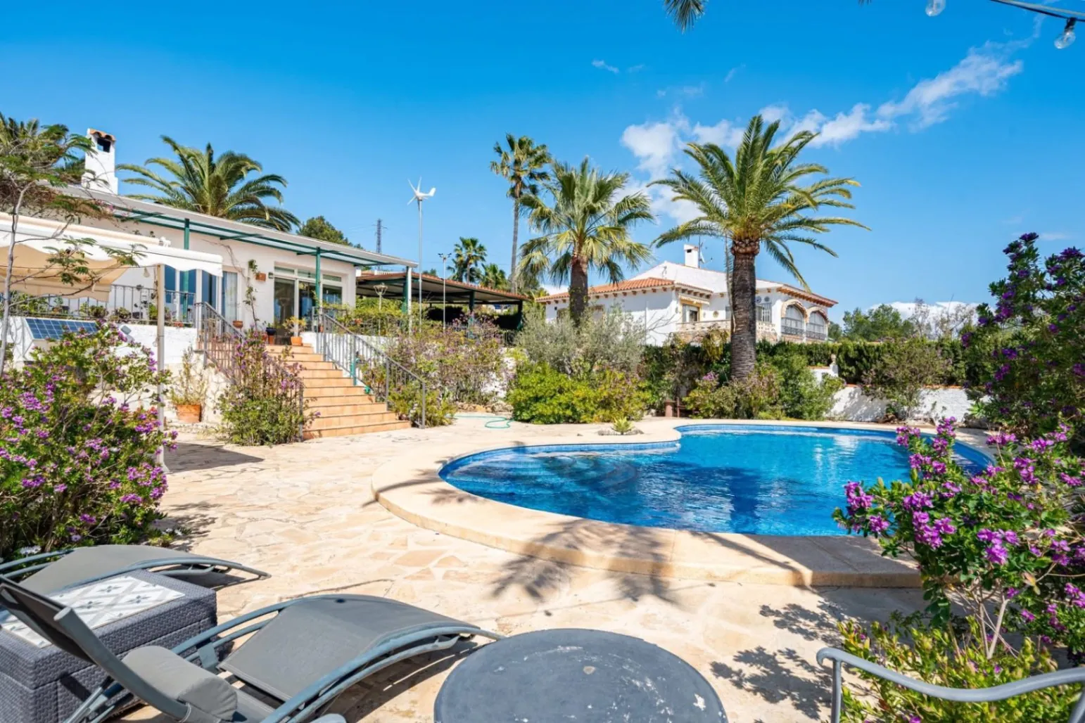 Spacious villa with sea and mountain views in a quiet residential area for sale in Alfaz del Pi.
