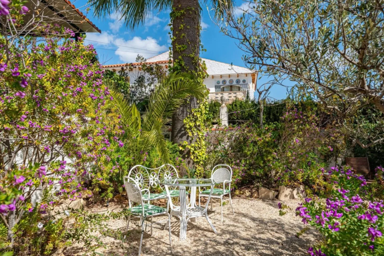 Spacious villa with sea and mountain views in a quiet residential area for sale in Alfaz del Pi.