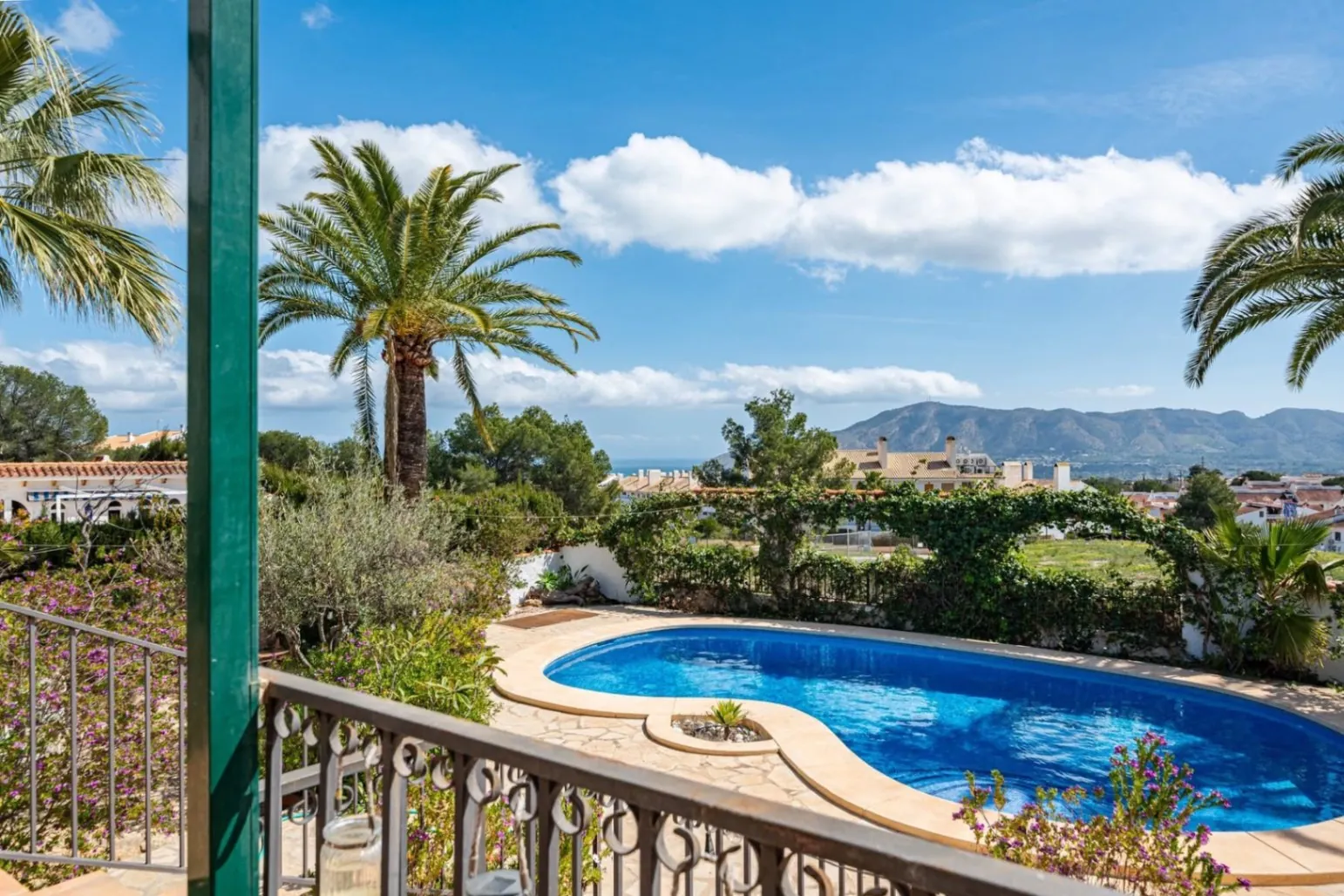 Spacious villa with sea and mountain views in a quiet residential area for sale in Alfaz del Pi.