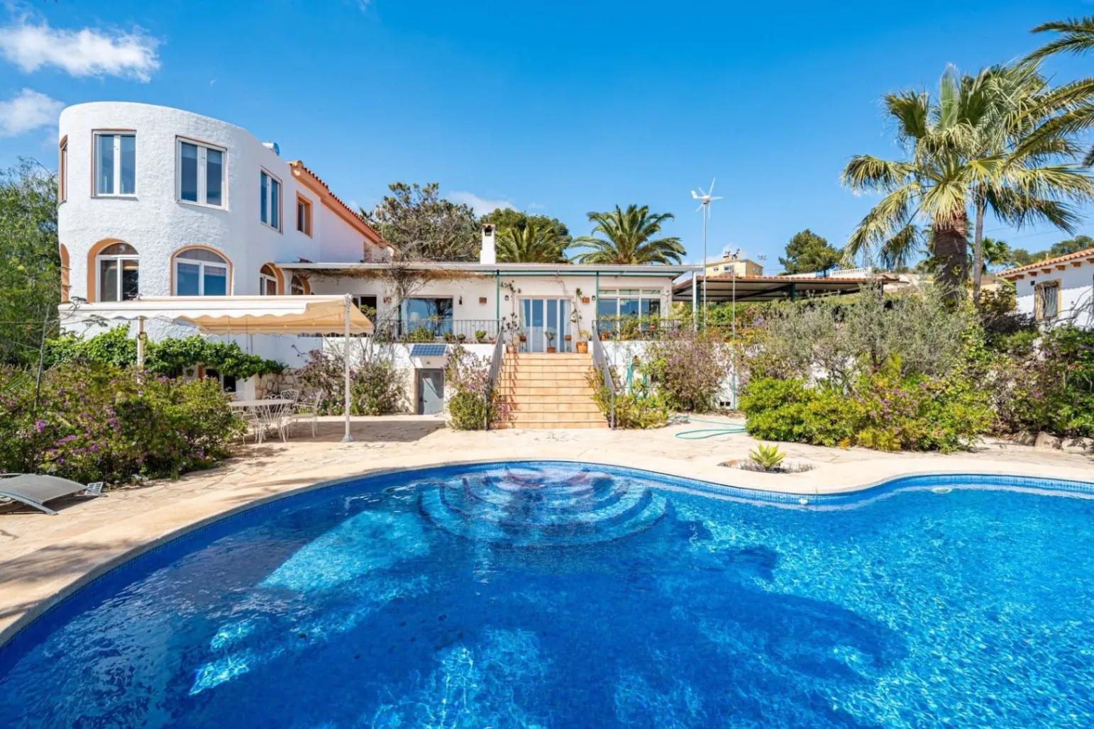 Spacious villa with sea and mountain views in a quiet residential area for sale in Alfaz del Pi.