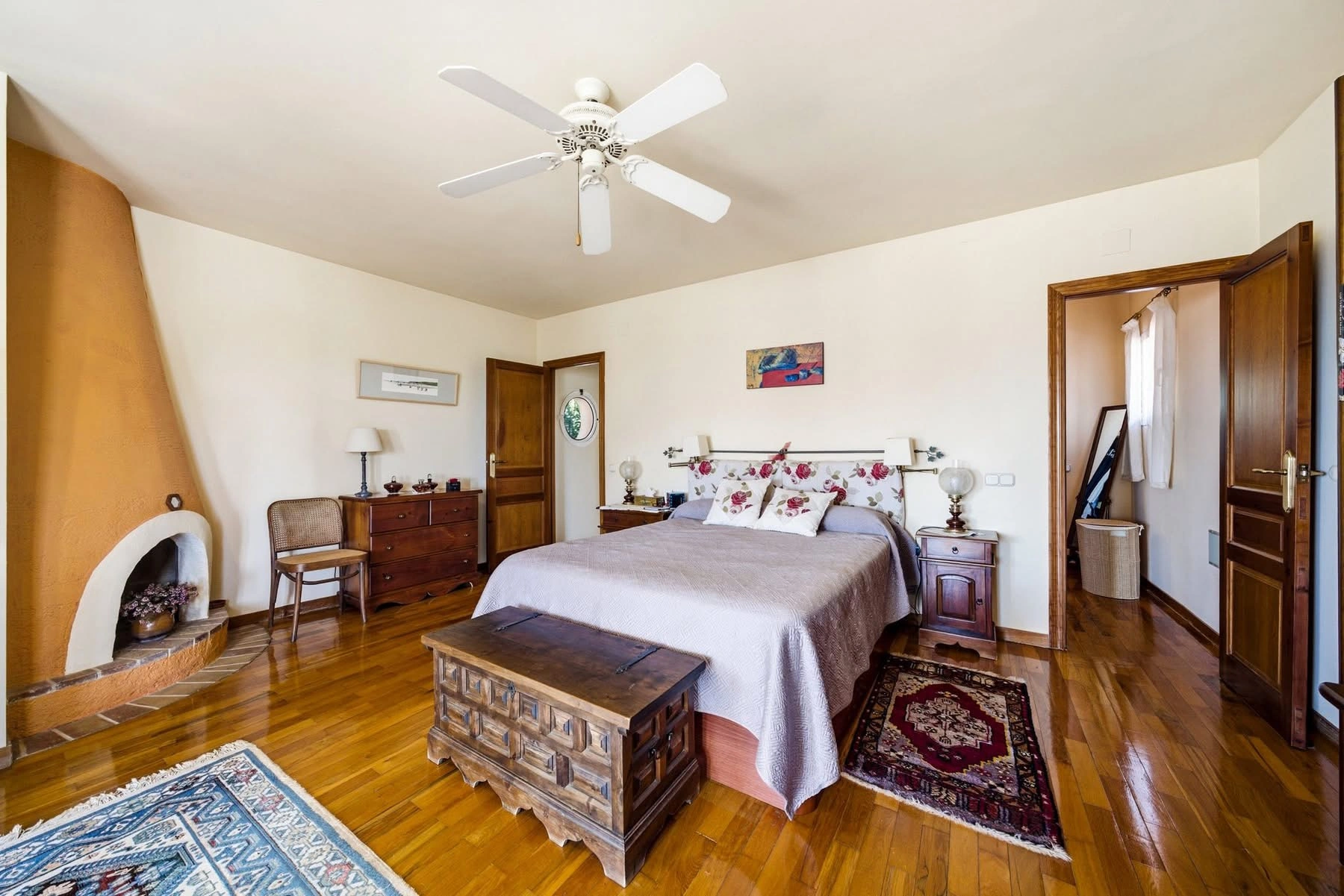 Spacious villa with sea and mountain views in a quiet residential area for sale in Alfaz del Pi.