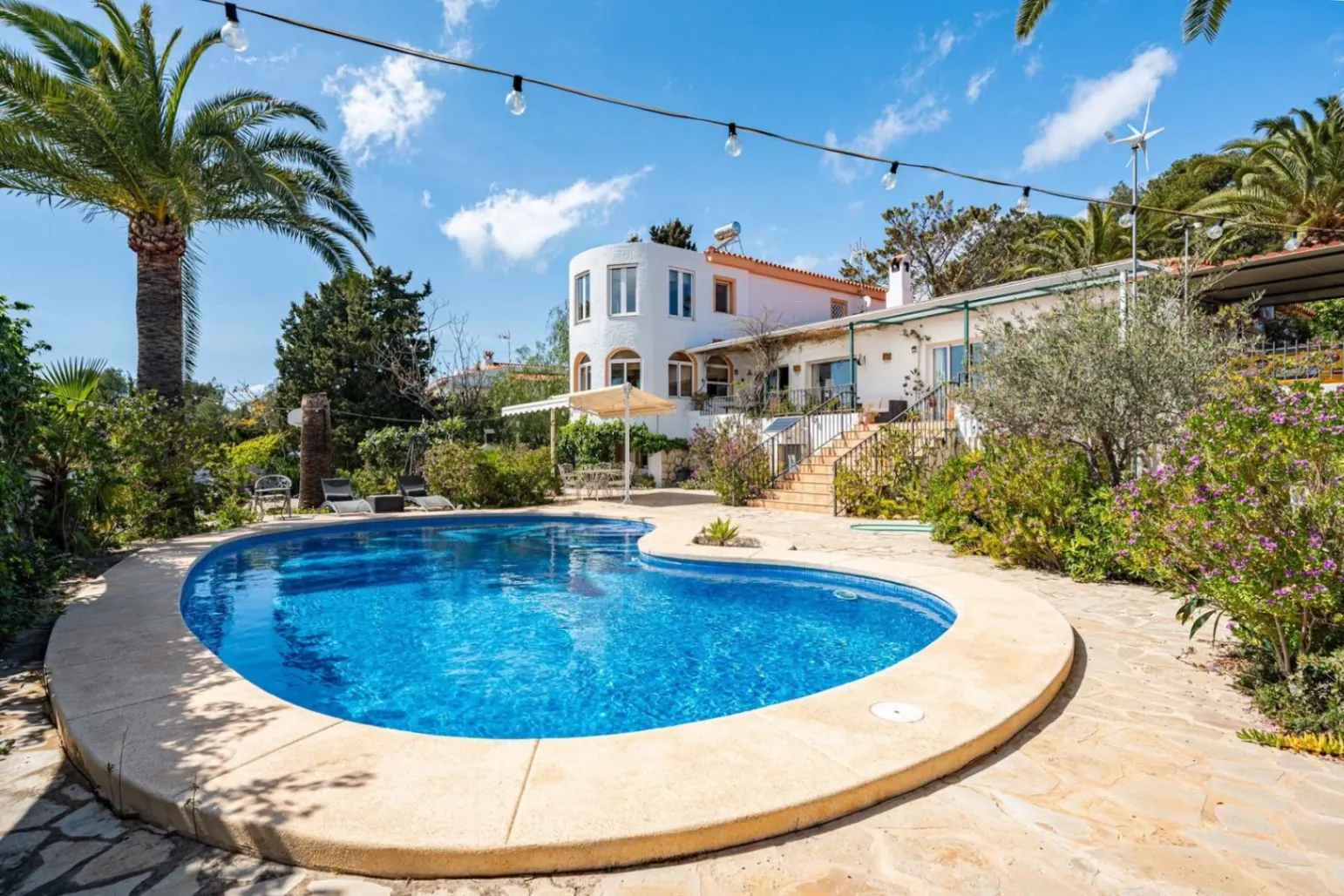 Spacious villa with sea and mountain views in a quiet residential area for sale in Alfaz del Pi.