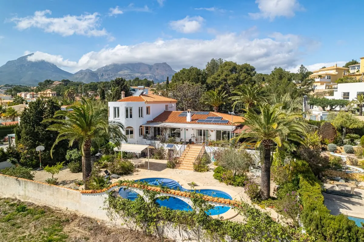 Spacious villa with sea and mountain views in a quiet residential area for sale in Alfaz del Pi.