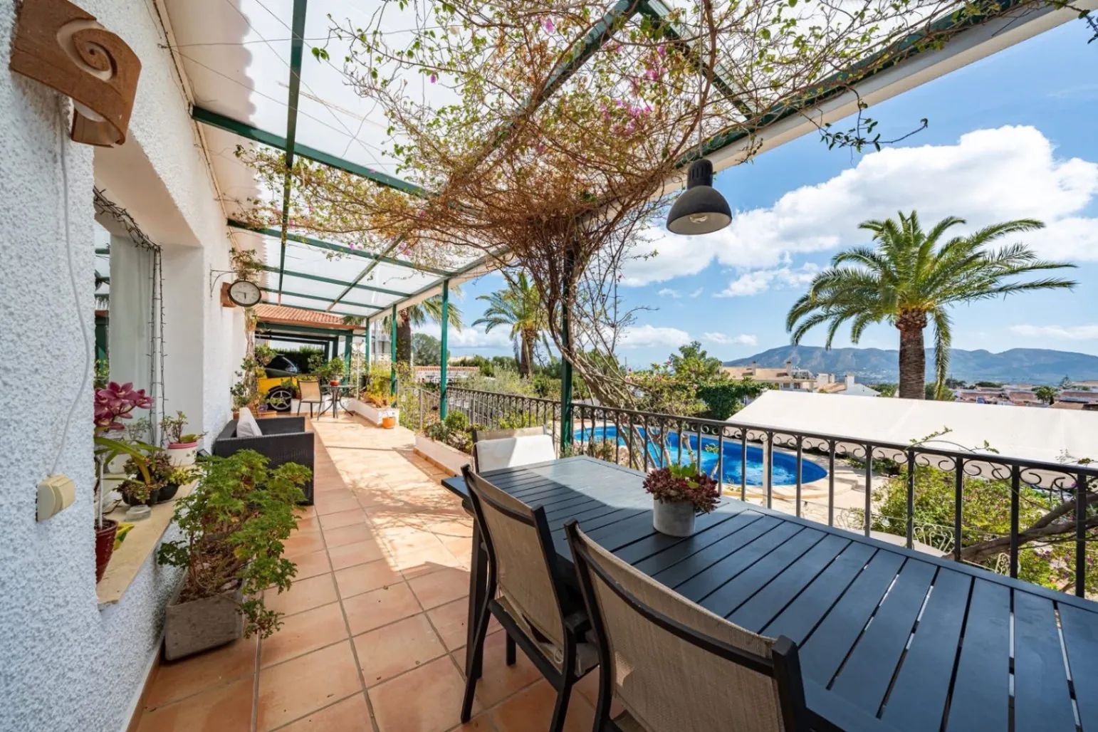 Spacious villa with sea and mountain views in a quiet residential area for sale in Alfaz del Pi.