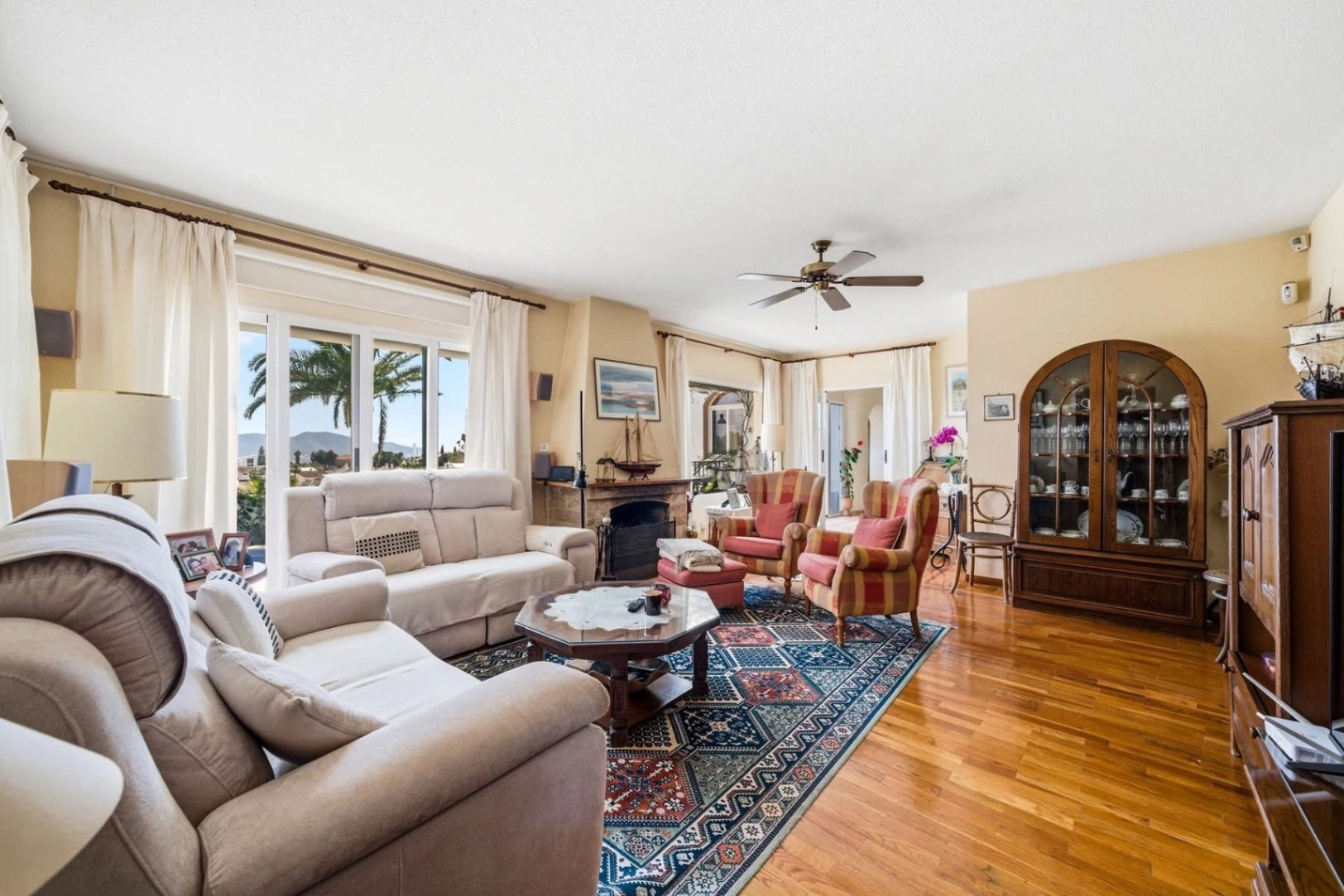 Spacious villa with sea and mountain views in a quiet residential area for sale in Alfaz del Pi.