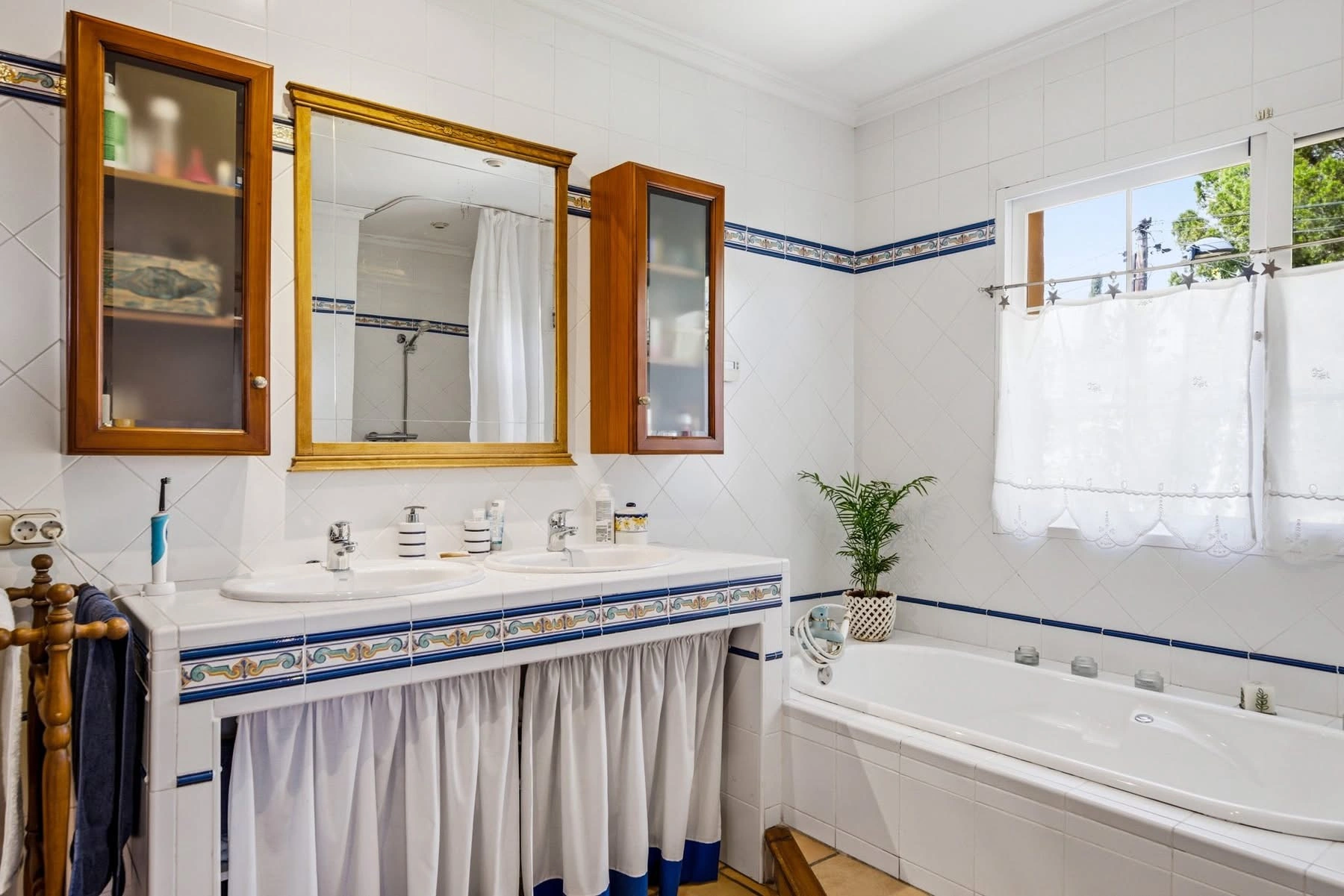 Spacious villa with sea and mountain views in a quiet residential area for sale in Alfaz del Pi.