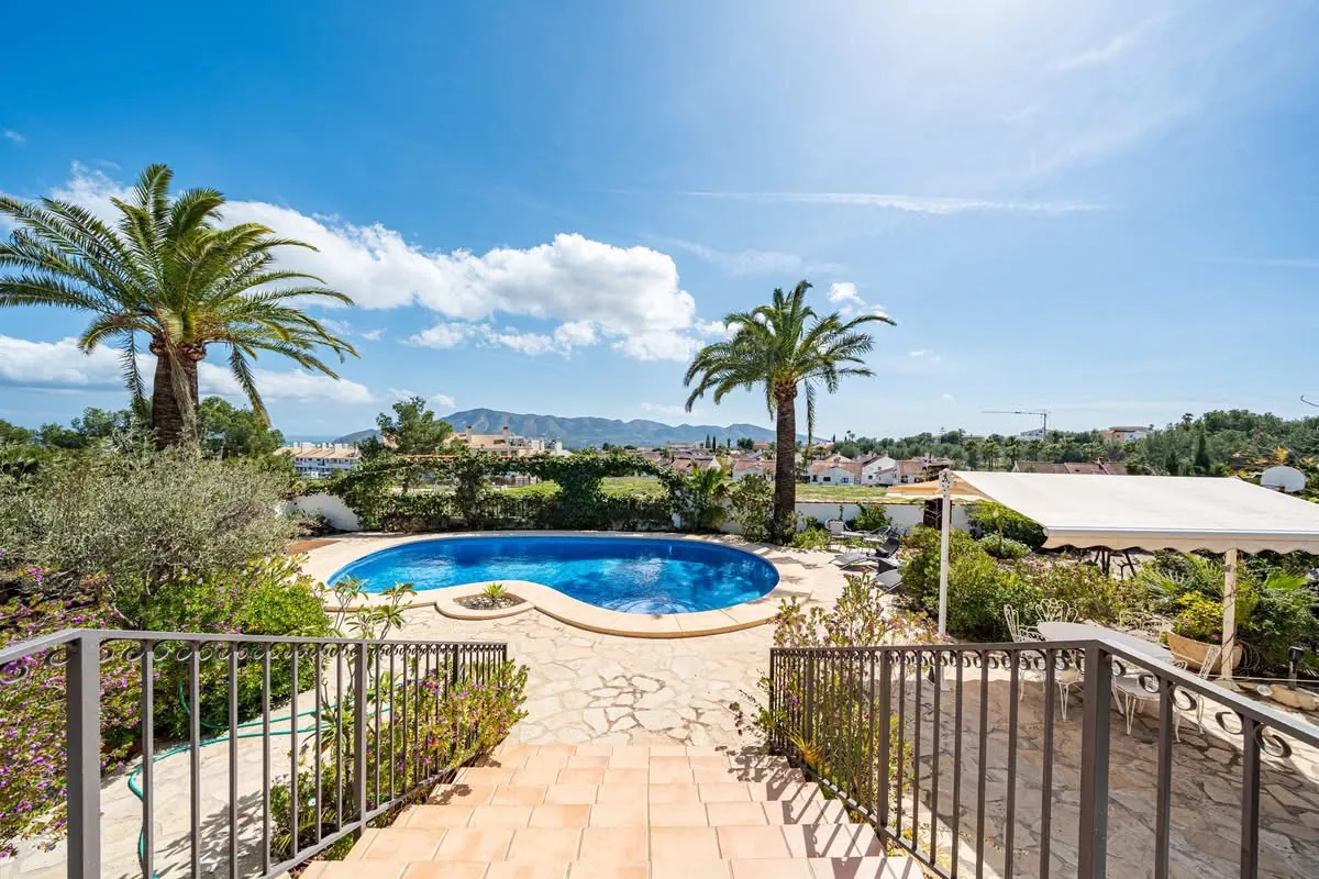 Spacious villa with sea and mountain views in a quiet residential area for sale in Alfaz del Pi.