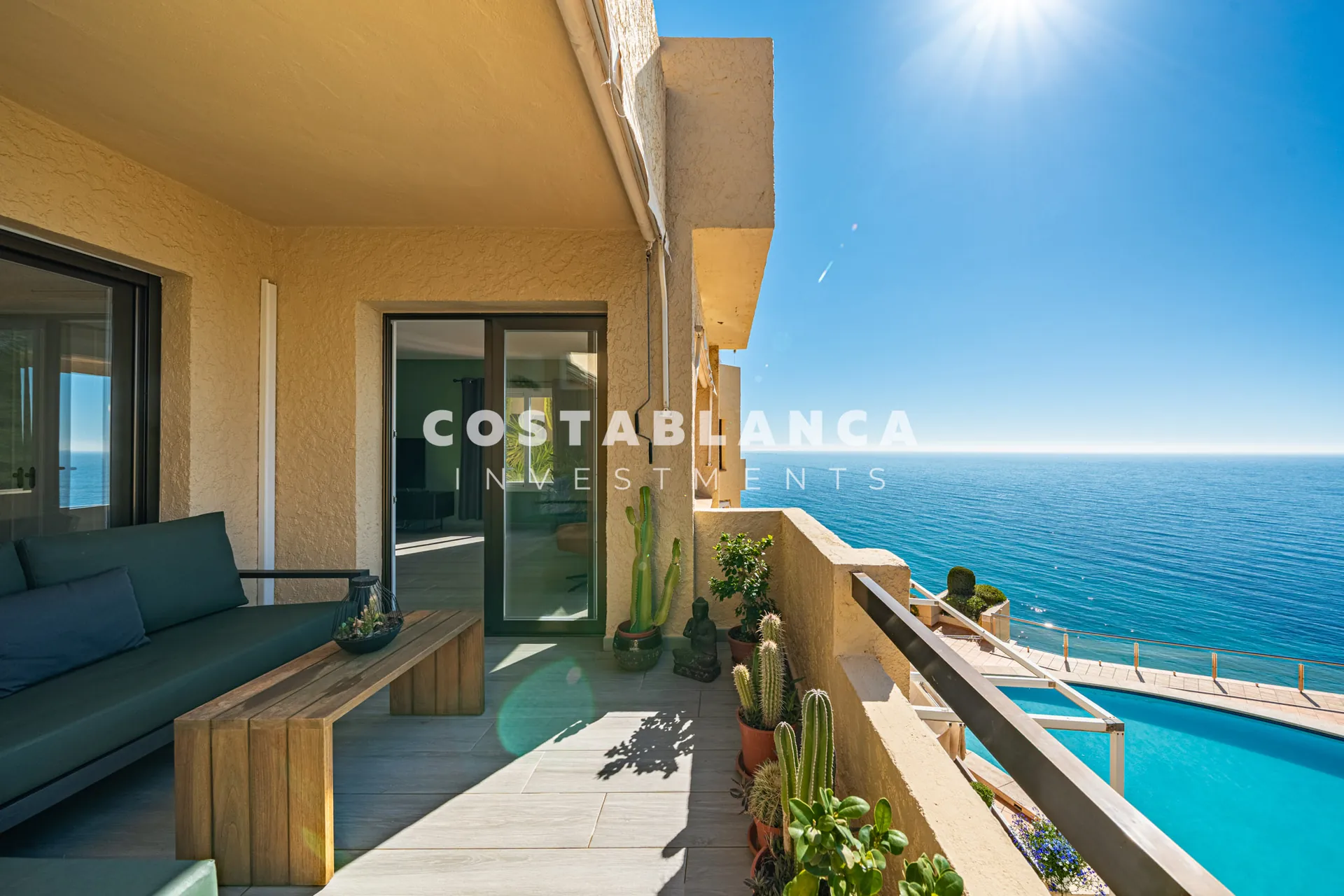 Apartament modern cu vedere la mare de vânzare în Altea Mascarat, complet renovat.