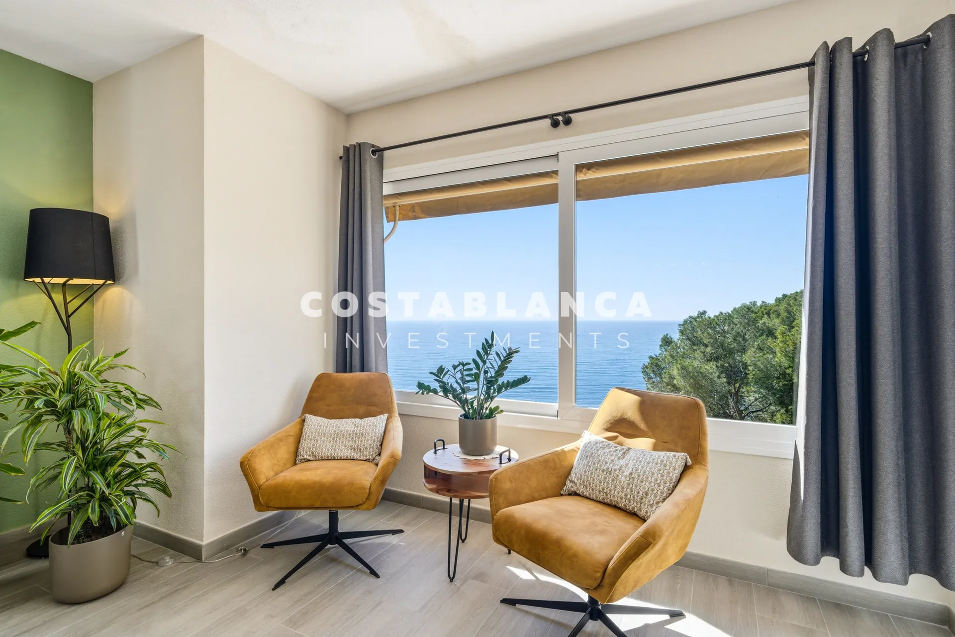Apartament modern cu vedere la mare de vânzare în Altea Mascarat, complet renovat.