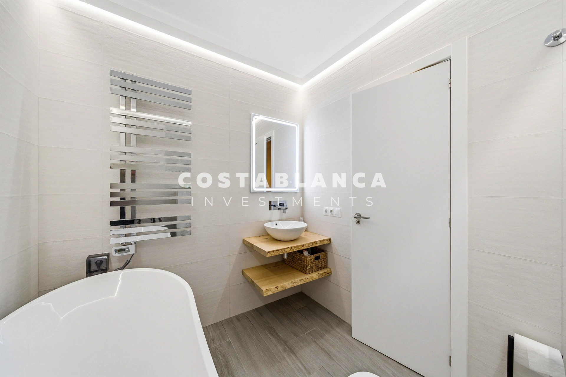 Apartament modern cu vedere la mare de vânzare în Altea Mascarat, complet renovat.