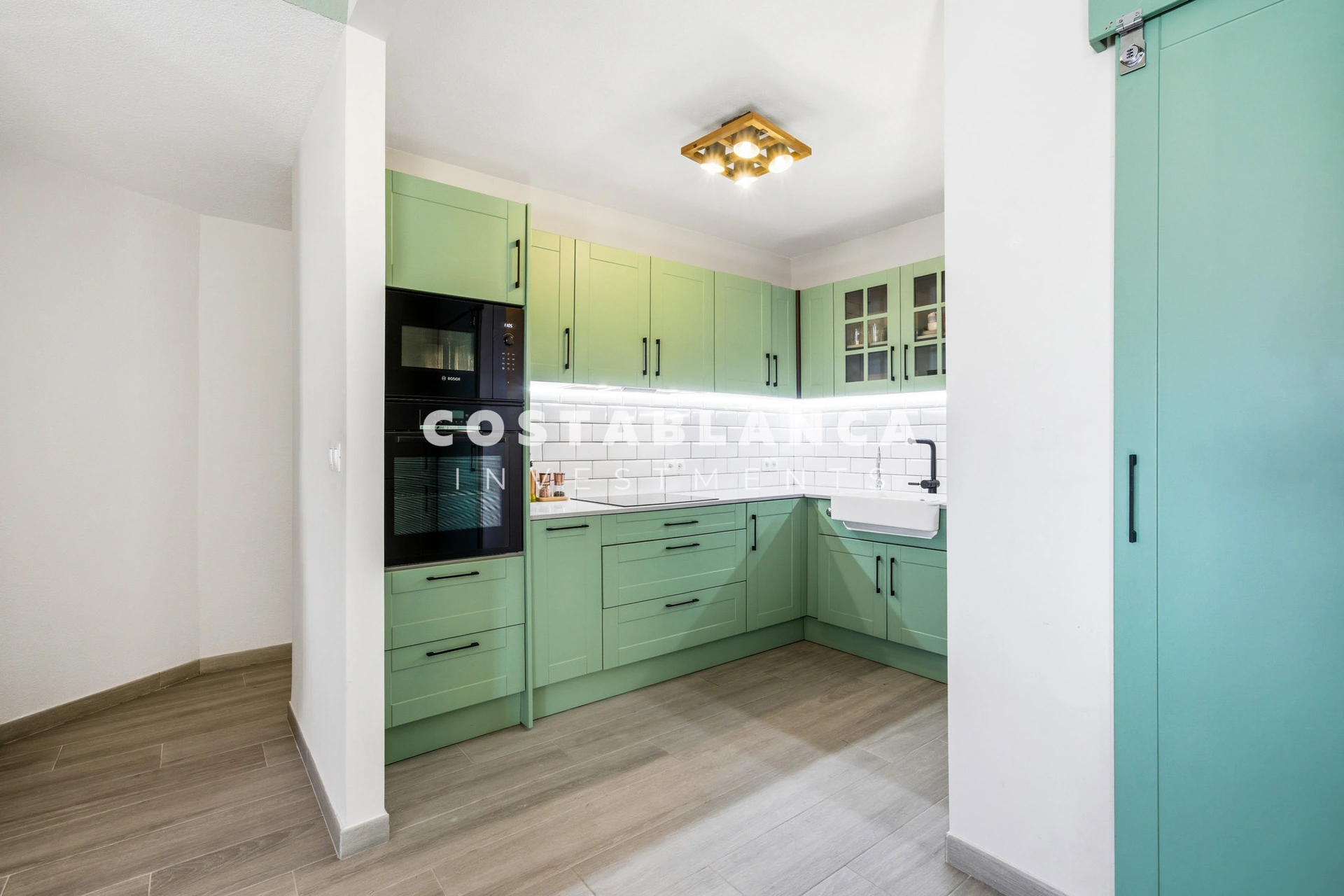 Apartament modern cu vedere la mare de vânzare în Altea Mascarat, complet renovat.
