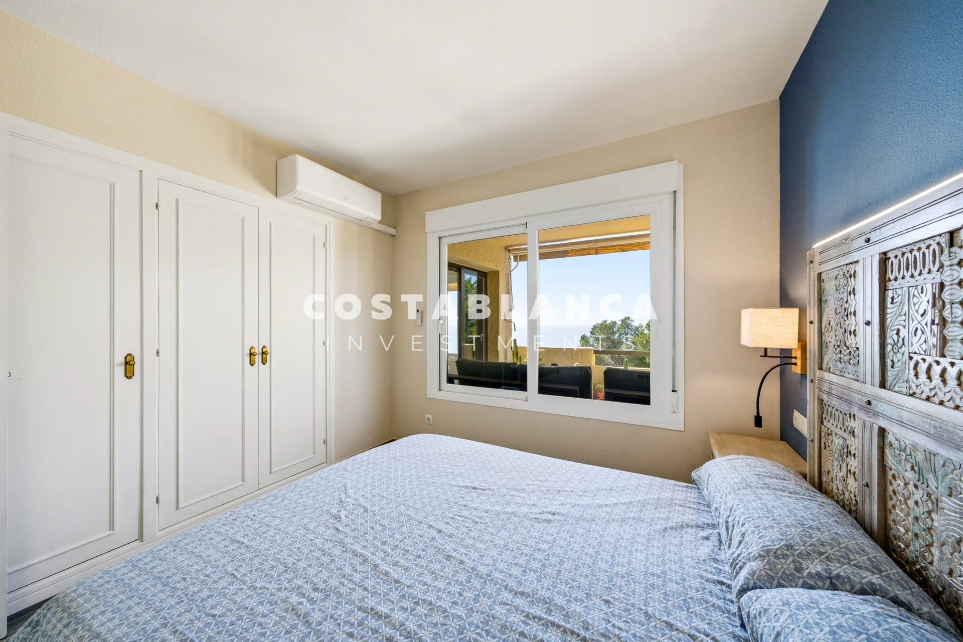Apartament modern cu vedere la mare de vânzare în Altea Mascarat, complet renovat.