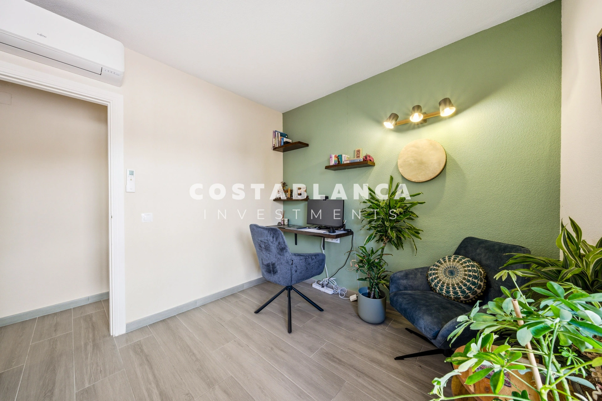 Apartament modern cu vedere la mare de vânzare în Altea Mascarat, complet renovat.