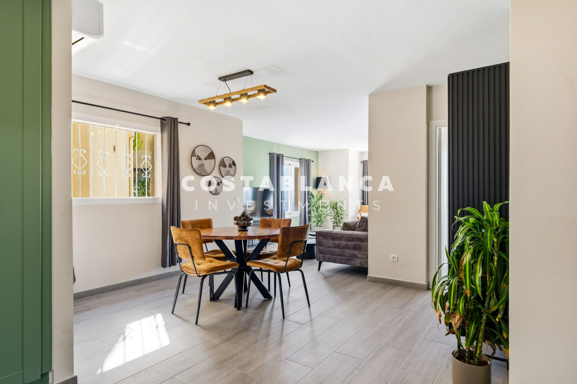 Apartament modern cu vedere la mare de vânzare în Altea Mascarat, complet renovat.