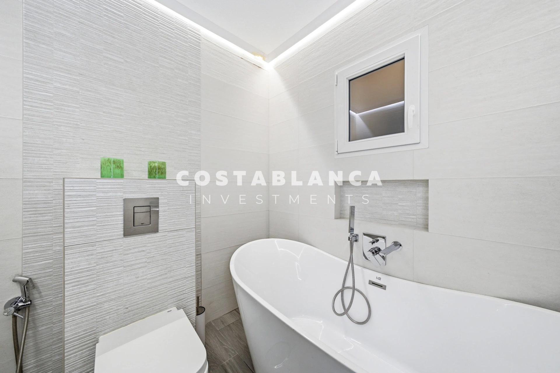 Apartament modern cu vedere la mare de vânzare în Altea Mascarat, complet renovat.