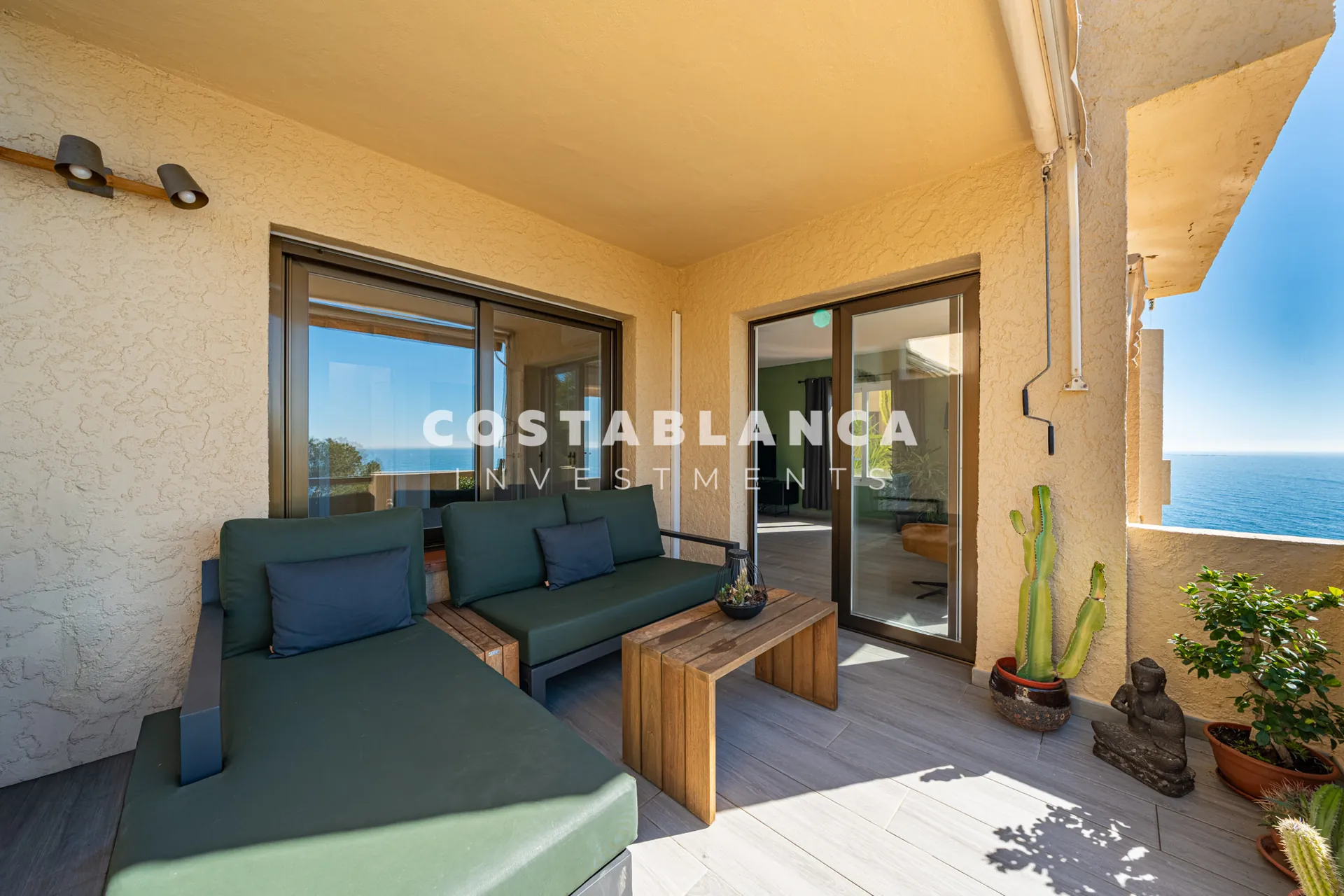 Apartament modern cu vedere la mare de vânzare în Altea Mascarat, complet renovat.