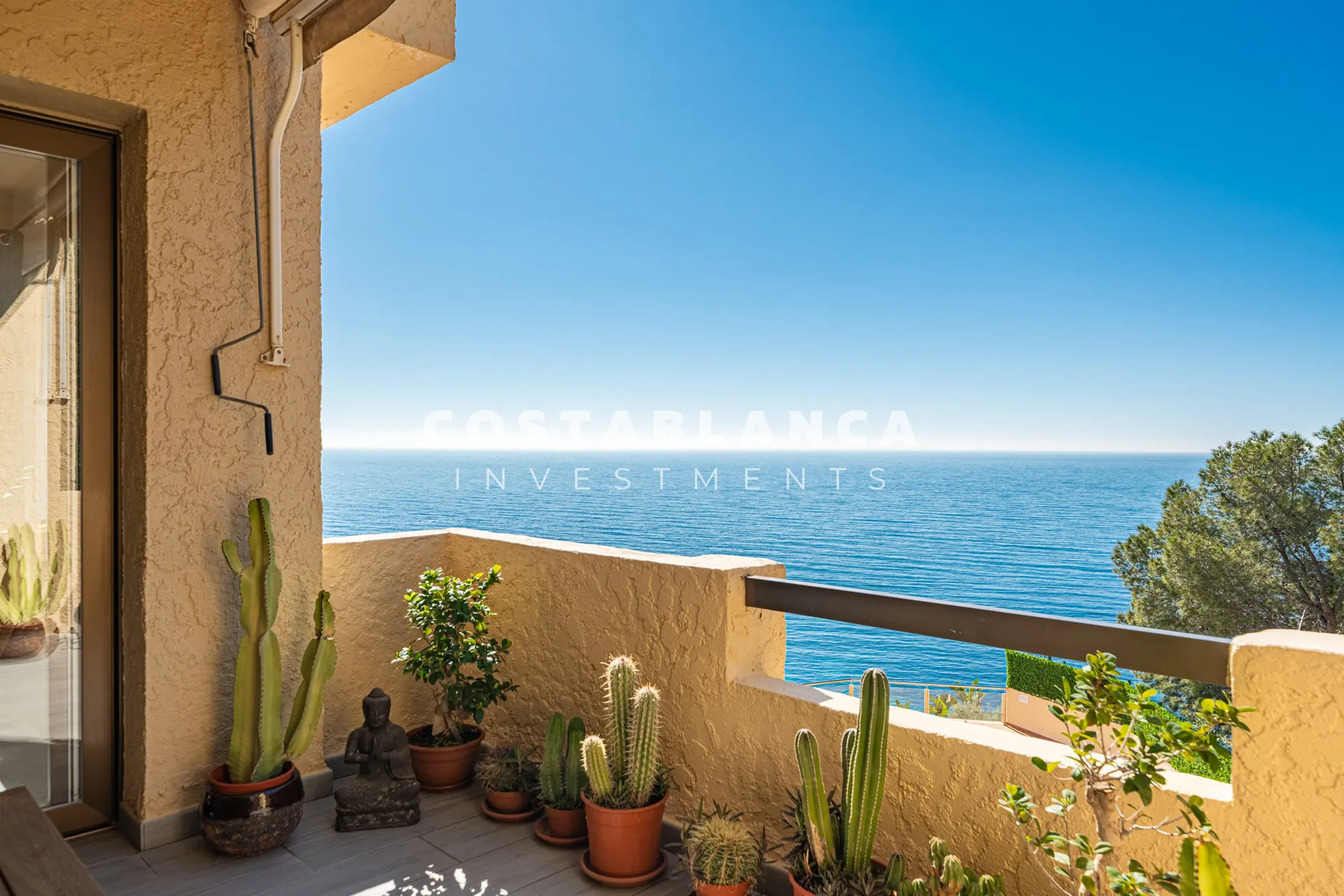 Apartament modern cu vedere la mare de vânzare în Altea Mascarat, complet renovat.
