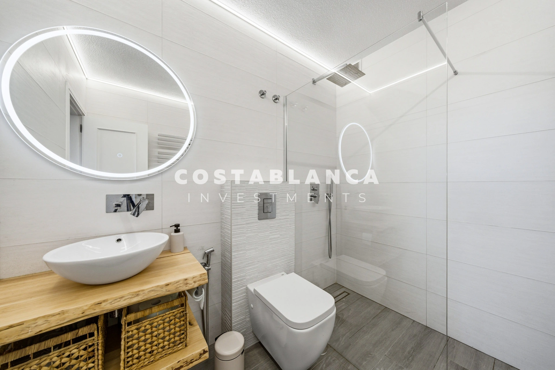 Apartament modern cu vedere la mare de vânzare în Altea Mascarat, complet renovat.