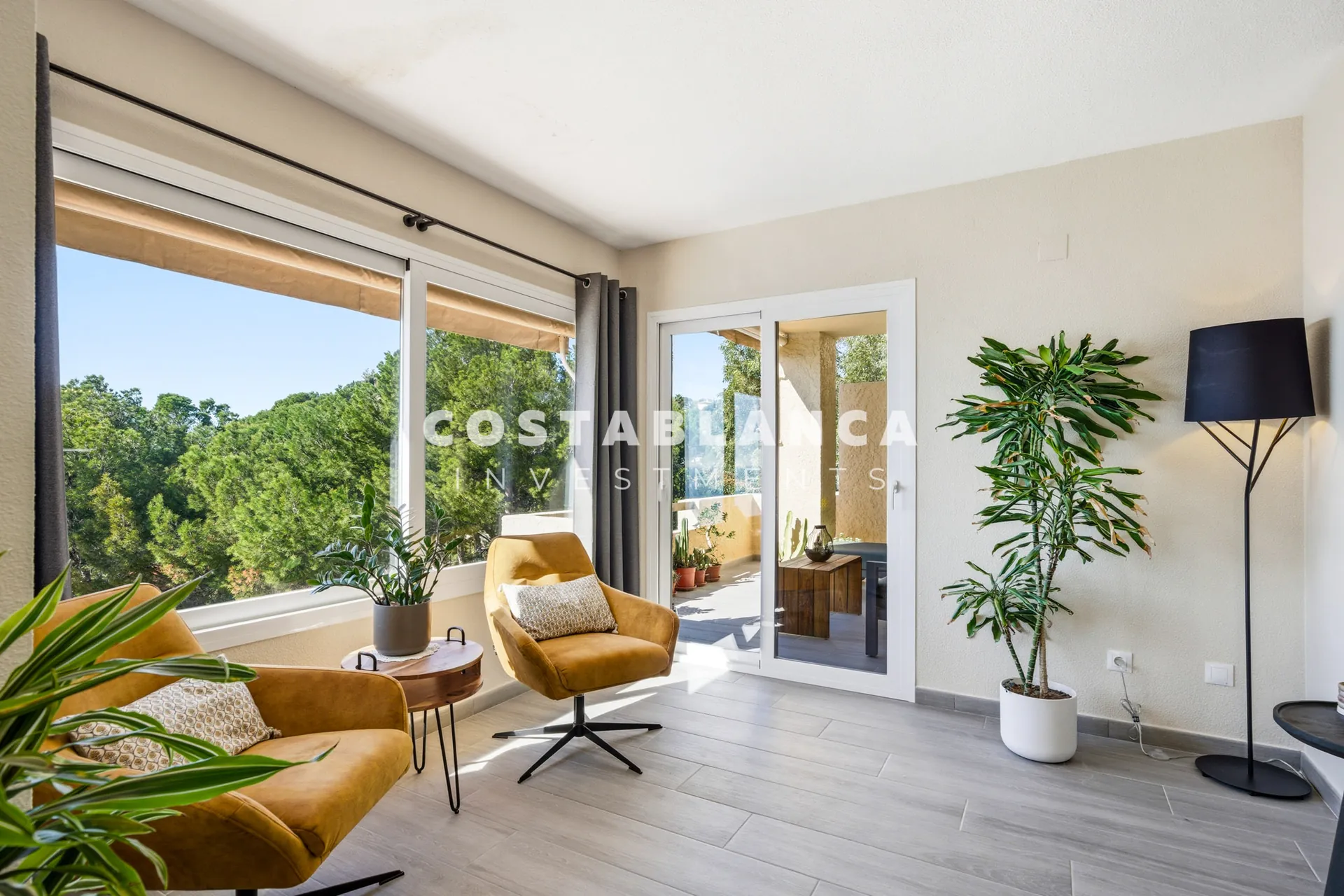Apartament modern cu vedere la mare de vânzare în Altea Mascarat, complet renovat.