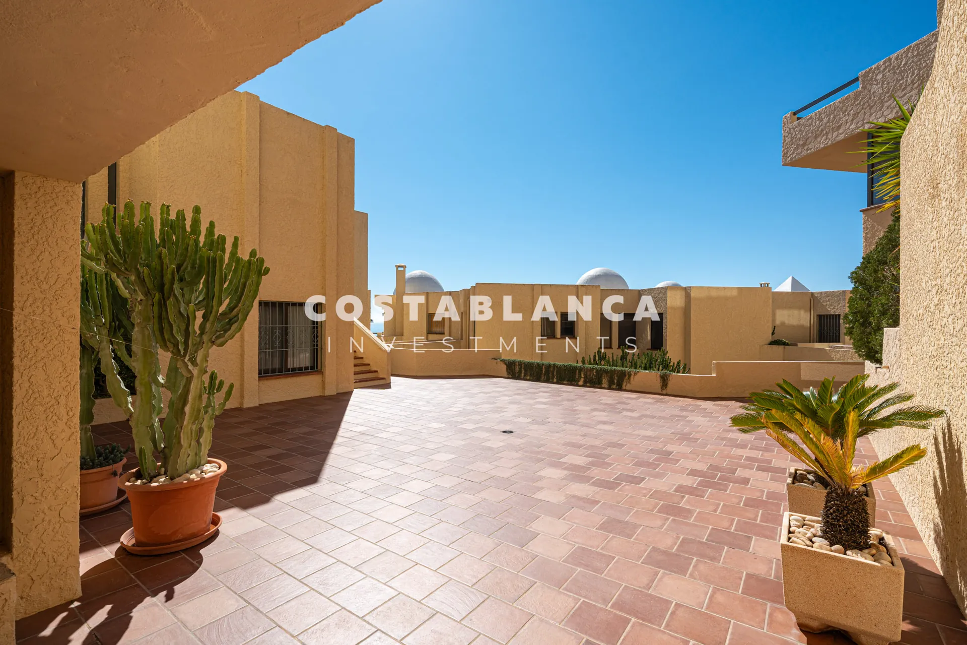 Apartament modern cu vedere la mare de vânzare în Altea Mascarat, complet renovat.