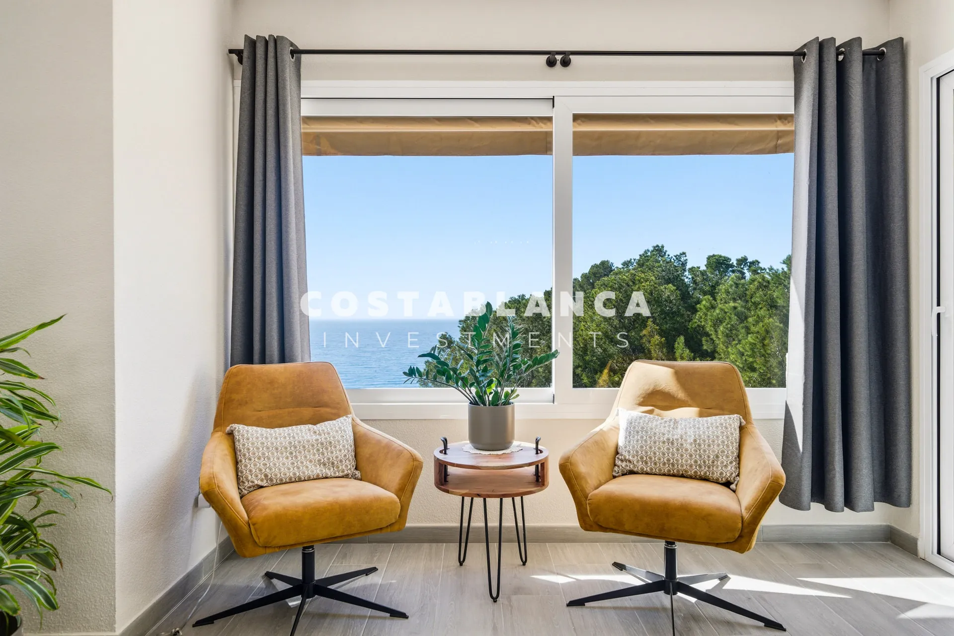 Apartament modern cu vedere la mare de vânzare în Altea Mascarat, complet renovat.