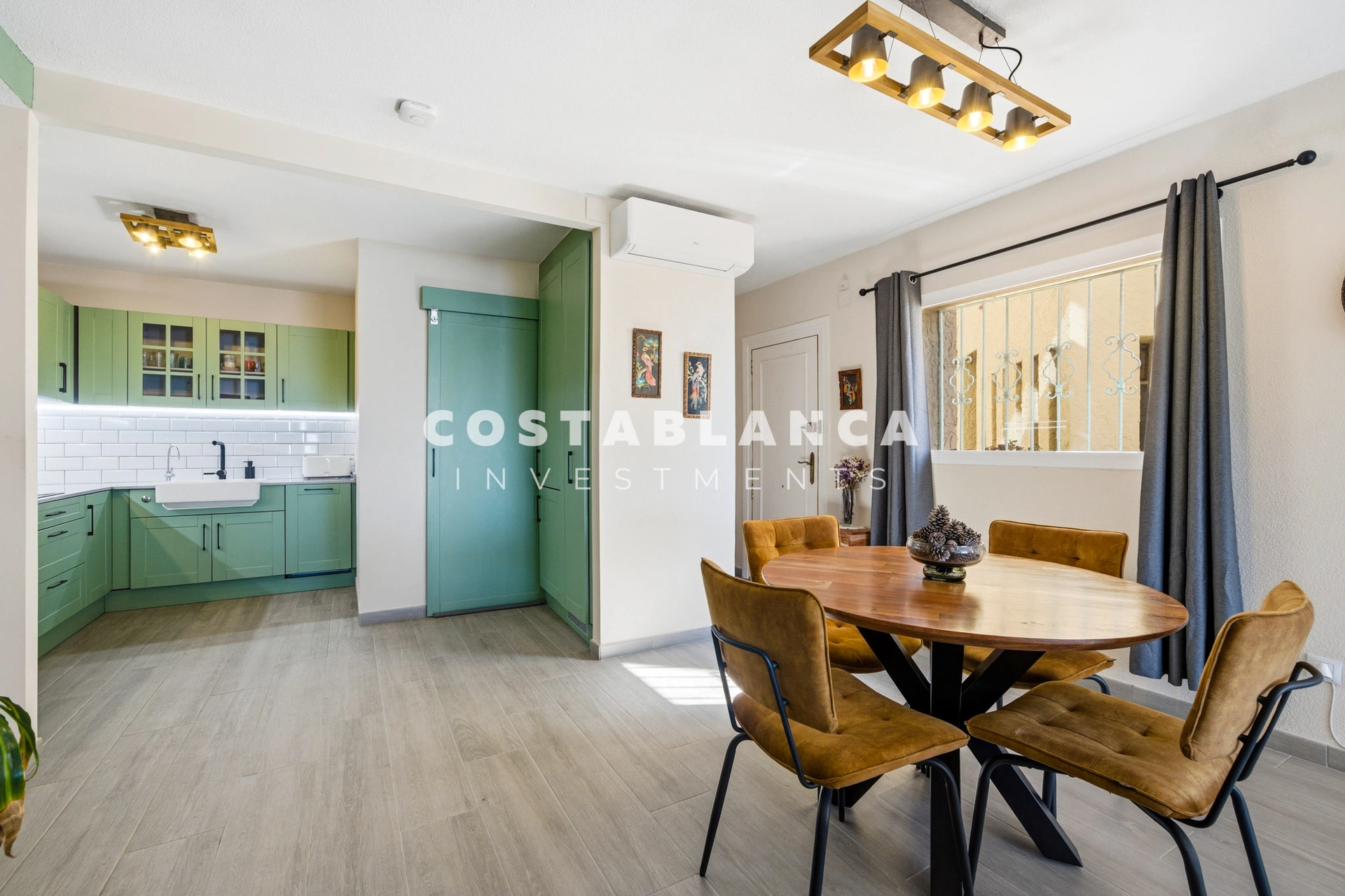Apartament modern cu vedere la mare de vânzare în Altea Mascarat, complet renovat.