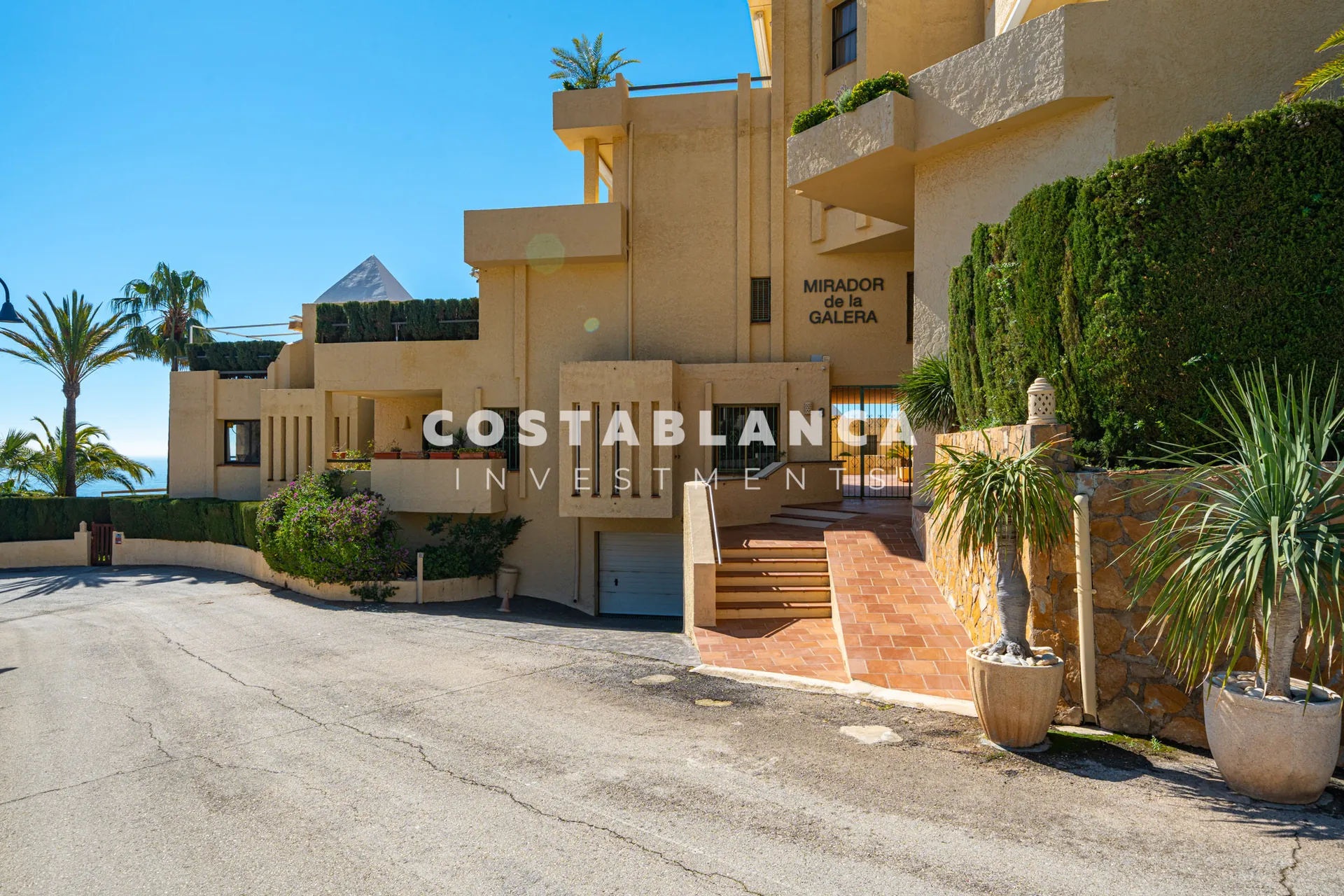 Apartament modern cu vedere la mare de vânzare în Altea Mascarat, complet renovat.