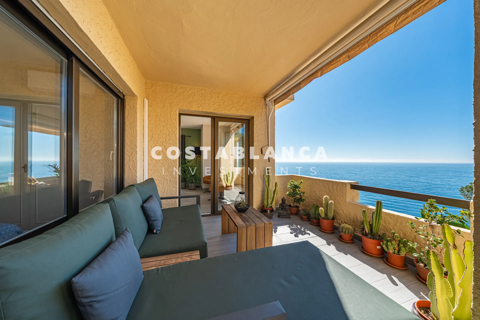 Apartament modern cu vedere la mare de vânzare în Altea Mascarat, complet renovat.