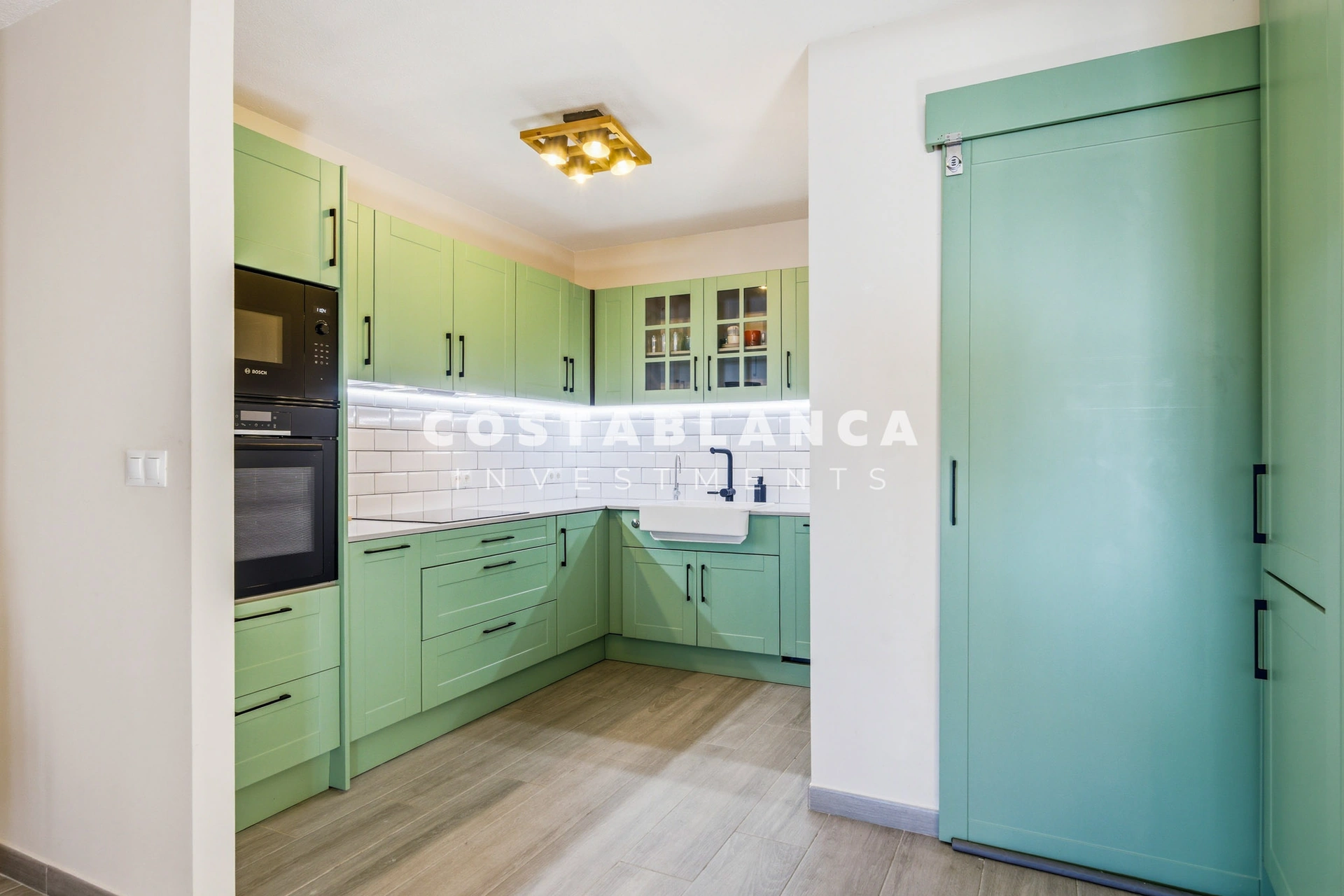 Apartament modern cu vedere la mare de vânzare în Altea Mascarat, complet renovat.