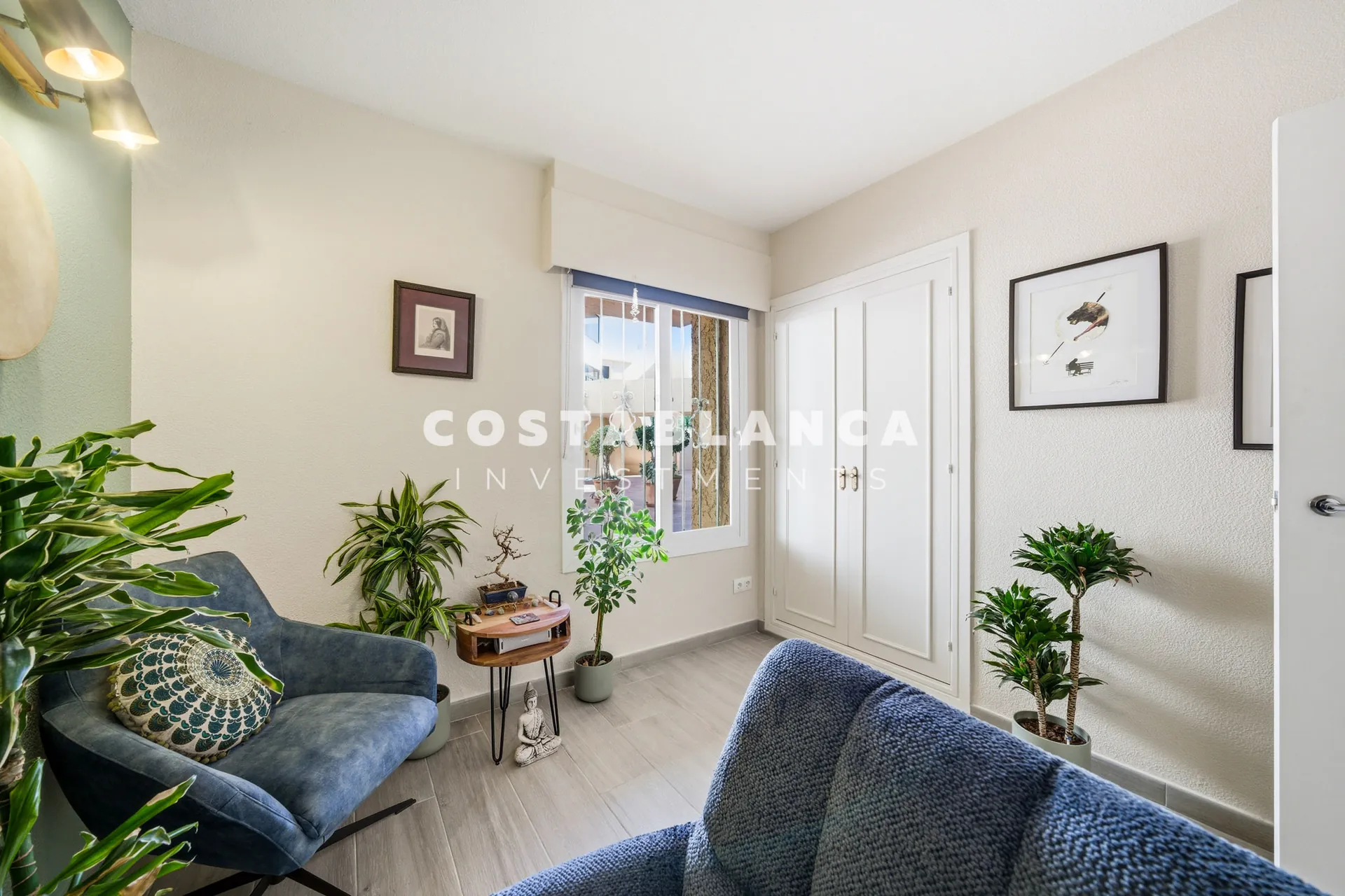 Apartament modern cu vedere la mare de vânzare în Altea Mascarat, complet renovat.